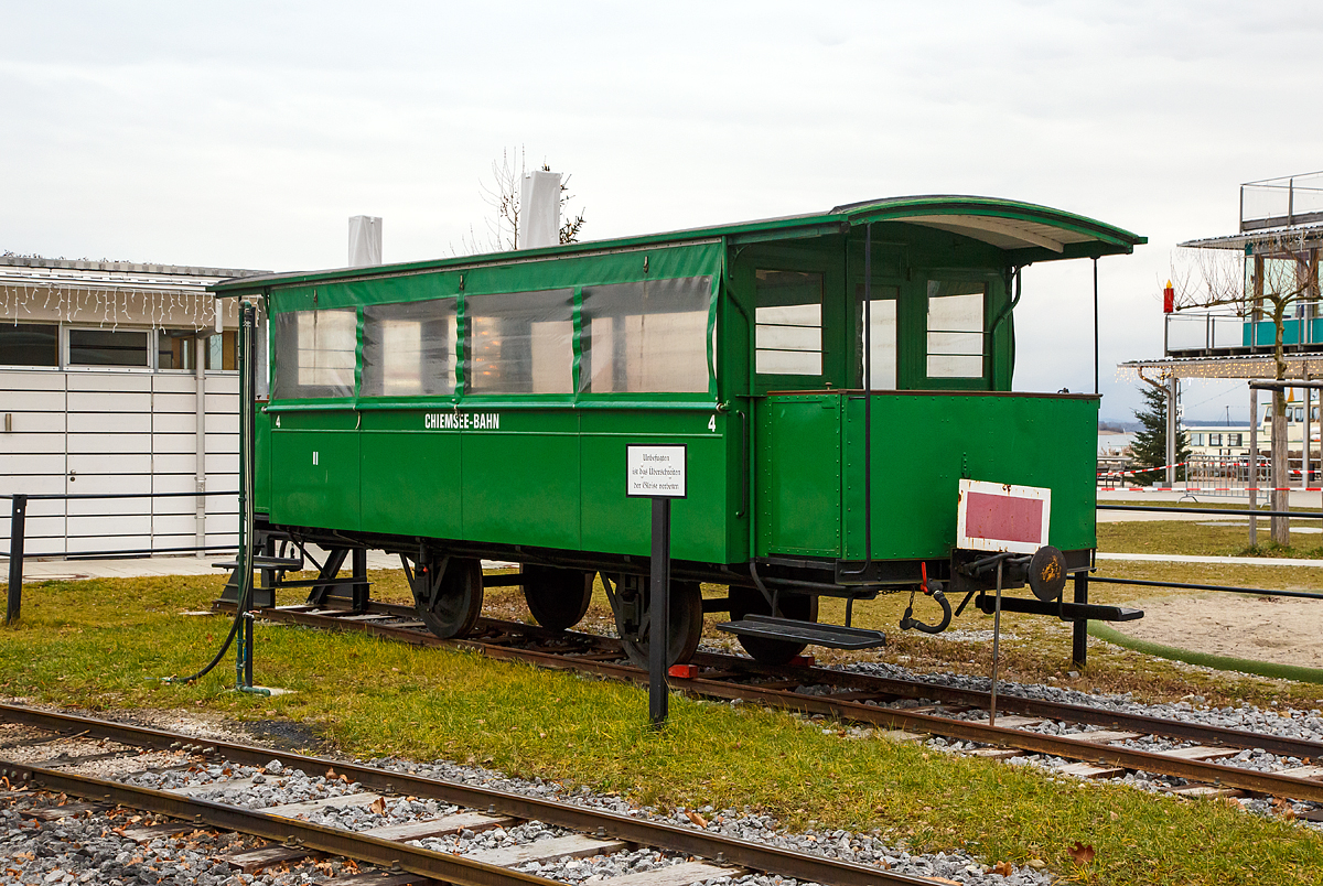 
Der halboffene 2.Klasse Personenwagen mit Plattform Nr. 4 der Chiemsee-Bahn abgestellt am 28.12.2016 beim Bahnhof Prien-Stock. 

Die  Maschinenbau-Actien-Gesellschaft N�rnberg, vormals Klett  (MAN) lieferte f�r die Chiemsee-Bahn im Jahr 1887 acht zweiachsige Personenwagen unterschiedlicher Bauart. Es gibt zwei geschlossene Personenwagen der 2. Klasse, f�nf halboffene Personenwagen der 2. Klasse, die bei schlechtem Wetter mit Planen verschlossen werden k�nnen, und sogar einen Salonwagen der 1. Klasse.  Im Jahr 1888 kommt noch, auch von MAN ein kombinierter 1./2. Klasse Personenwagen mit Gep�ckabteil zum Wagenpark hinzu.

Der Salonwagen mit seiner luxuri�sen Ausstattung an Sesseln und Samtsofas wurde 1975 an ein privates Fahrzeugmuseum in Marxzell bei Karlsruhe abgegeben, allerdings konnte er 1993  zur�ckgekauft werden und traf nach 18 Jahren Abwesenheit wieder in Prien-Stock ein. Nach einer Restaurierung ist er seit 1995 wieder im Einsatz, sodass alle Wagen wieder komplett sind. Der komplette 9-Wagen-Zug wurde am Anfang vollst�ndig per Hand gebremst. Erst 1961 wurde die Garnitur auf Druckluftbremse der Bauart Knorr umger�stet. W�hrend die vier geschlossenen Wagen selbst bremsen, dienen die halboffenen Wagen als  Leitungswagen . Im gesamten Zug k�nnen bis zu 264 Fahrg�ste bef�rdert werden.

TECHNISCHE DATEN (Wagen Nr. 4):
Hersteller: MAN
Baujahr: 1887
Fabriknummer: 40324
Spurweite: 1.000 mm (Meterspur)
L�nge �ber Puffer: 8.400 mm
L�nge Wagenkasten ohne Plattformen: 5.880 mm
Achsabstand: 3.900 mm
Eigengewicht: 4.270 kg
Bremse: keine

Die Chiemsee-Bahn ist eine 1,91 Kilometer lange Schmalspurbahn (Meterspur) in Bayern. Sie verbindet seit 1887 den Bahnhof von Prien am Chiemsee mit dem Ortsteil Prien-Stock.
