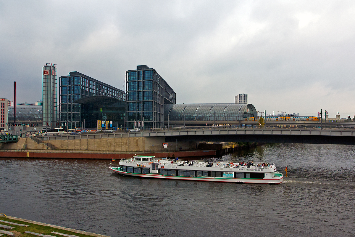 
Der Hauptbahnhof Berlin am 26.09.2014.

Berlin Hauptbahnhof ist der wichtigste Eisenbahnknoten Berlins und zugleich der gr��te Turmbahnhof Europas. Mit t�glich etwa 300.000 Reisenden und Besuchern steht er auf Platz vier der Fernbahnh�fe in Deutschland, nach Hamburg, M�nchen und Frankfurt (Main).