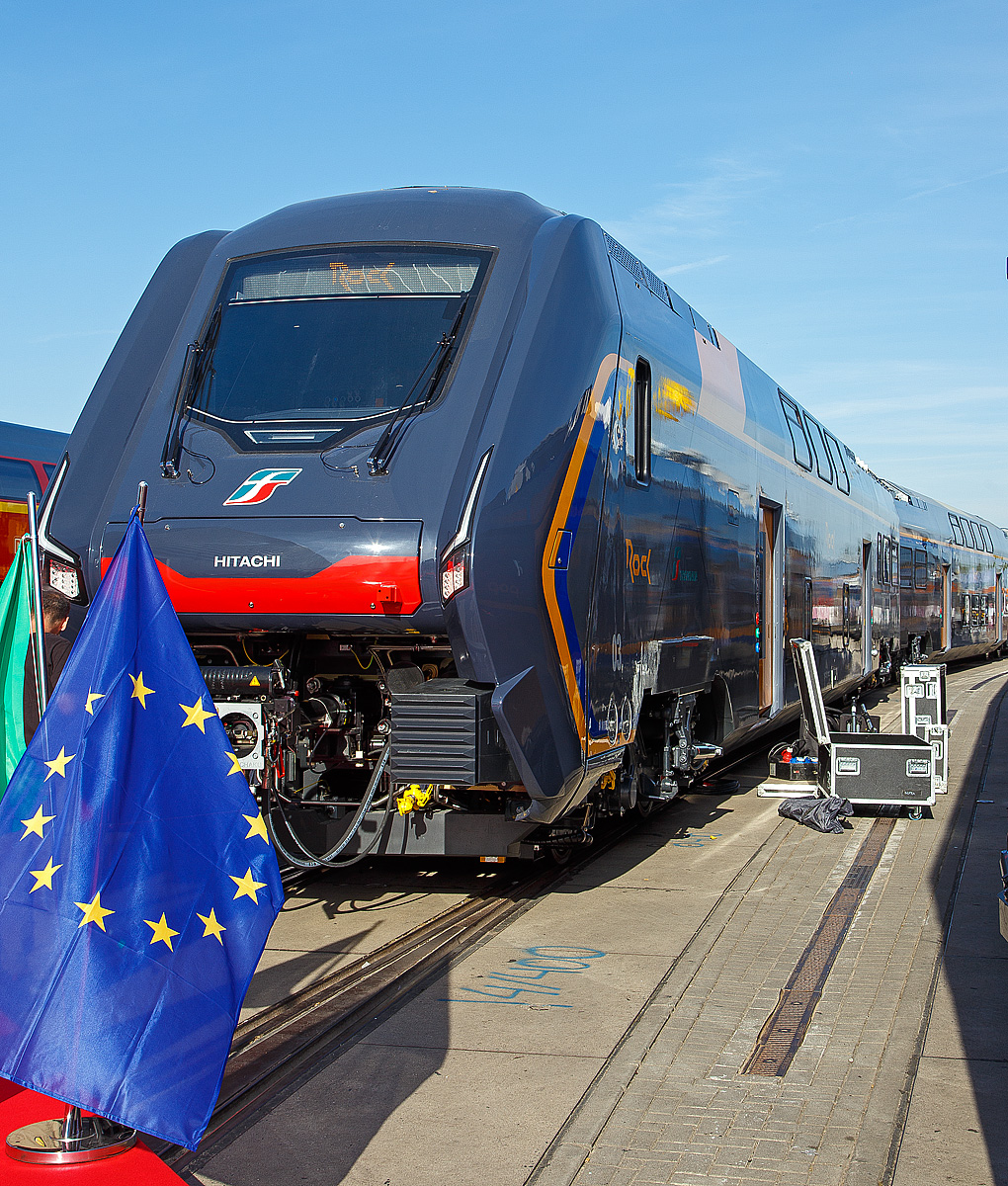 Der Hersteller Hitachi Rail S.p.A. pr�sentierte auf der InnoTrans 2018 in Berlin (18.09.2018) den f�r die italienische Trenitalia bestimmen, „Rock“ den ETR 521 003. Hitachi ist kein unbekannter auf Italiens Schienen, denn Hitachi (bis 2015 noch AnsaldoBreda) war auch an der Entwicklung und Bau der Hochgeschwindigkeitsz�gen ETR 400 (Frecciarossa 1000) beteiligt.

Hitachi Rail Italien baut im Werk Pistoia die doppelst�ckigen Elektrotriebz�ge (EMU) vom Typ Rock f�r die Trenitalia. Die Fahrzeuge werden als  ETR 421 (vierteilig) ETR 521 (f�nfteilig) und ETR 621 (sechsteilig) bezeichnet. Trenitalia hatte 2016 mit Hitachi einen Rahmenvertrag �ber bis zu 300 vierteilige EMUs der Baureihe ETR 421 und f�nfteilige ETR 521 geschlossen. Fest bestellt wurden bisher 118 Fahrzeuge. Eine sechsteilige Version (ETR 621) kann auch realisiert werden. In Neapel werden die Drehgestelle und Komponenten gebaut. 

TECHNISCHE DATEN:
Bezeichnungen: ETR 421 (4-Teiler) / ETR 521 (5-Teiler) / ETR 621 (6-Teiler)
Spurweite: 1.435 mm (Normalspur)
Achsformel: Bo'Bo '+ 2'2' + 2'2 '+ Bo'Bo' (ETR 421)
Treib- und Laufraddurchmesser: 920 mm
L�nge �ber Puffer: 109,6 m (ETR 421) / 136,8 m (ETR 521) / 163,4 (ETR 621)
H�chstgeschwindigkeit: 160 km/h
Beschleunigung:  1,10 m/s�
Stundenleistung: 3.400 kW
Stromsystem: 3.000 V DC (=)
Sitzpl�tze: 466 (ETR 421) / 598 (ETR 521) / 729 (ETR 621)
