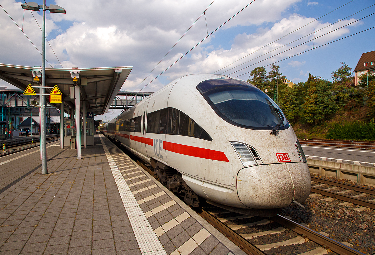 
Der ICE T  (BR 411) Tz 1190  Wien , ex Tz 1114  Bamberg  411 590-3 / 411 090-4 (A-ÖBB 93 81 4011 590-9 / A-ÖBB 93 81 4011 090-0), als ICE 1579 (Hamburg-Altona - Marburg(Lahn) - Karlsruhe Hbf), am 23.09.2020 beim Halt im Bahnhof Marburg (Lahn). 

Der Triebzug wurde 1999 von der Deutsche Waggonbau AG in Görlitz unter den Fabriknummern 031700/049 und 031800/050 gebaut. Sie sind in Österreich unter der ÖBB registiert, aber Eigentümer ist die DB Fernverkehr AG.

ICE T ist der Kurvenspezialist, er verfügt über eine spezielle Neigetechnik.

Der ICE T wurde 1999 in Betrieb genommen. Er ist mit einer besonderen Technik konzipiert, um auf kurvenreichen Strecken den Wagenkasten ähnlich wie ein Motorradfahrer auf die Seite neigen zu können. Den ICE T gibt es in zwei Varianten, als Fünf- (BR 415) und als Siebenteiler (BR DB 411 bzw. BR ÖBB 4011), welche aber miteinander gekuppelt und als Doppelzug gefahren werden können. Die fünfteilige Variante der Baureihe 415 beinhaltet ein Bordbistro und die siebenteilige Variante der Baureihe 411 zusätzlich noch einen Restaurantbereich. Am Anfang und Ende jedes ICE T bietet ein spezielles Abteil, das durch eine Glaswand vom Lokführer getrennt ist, die Möglichkeit diesem über die Schulter zu schauen.

Im Dezember 2013 wurde ein Modernisierungsprogramm für die ICE T-Flotte gestartet. Neben einer neuen Außenlackierung sowie neuen Teppichböden wurden die ICE T-Züge als einige der ersten Züge in Deutschland mit dem europaweiten Zugsicherungssystem ETCS (European Train Control System) ausgestattet. Damit kann die ICE T-Flotte beispielsweise auf der neugebauten Schnellfahrstrecke Halle/Leipzig - Erfurt eingesetzt werden, welche bis zu 50 Minuten Reisezeit einspart. Zudem fährt der ICE T nach Österreich und ermöglicht so zum Beispiel Direktverbindungen zwischen Frankfurt und Wien.