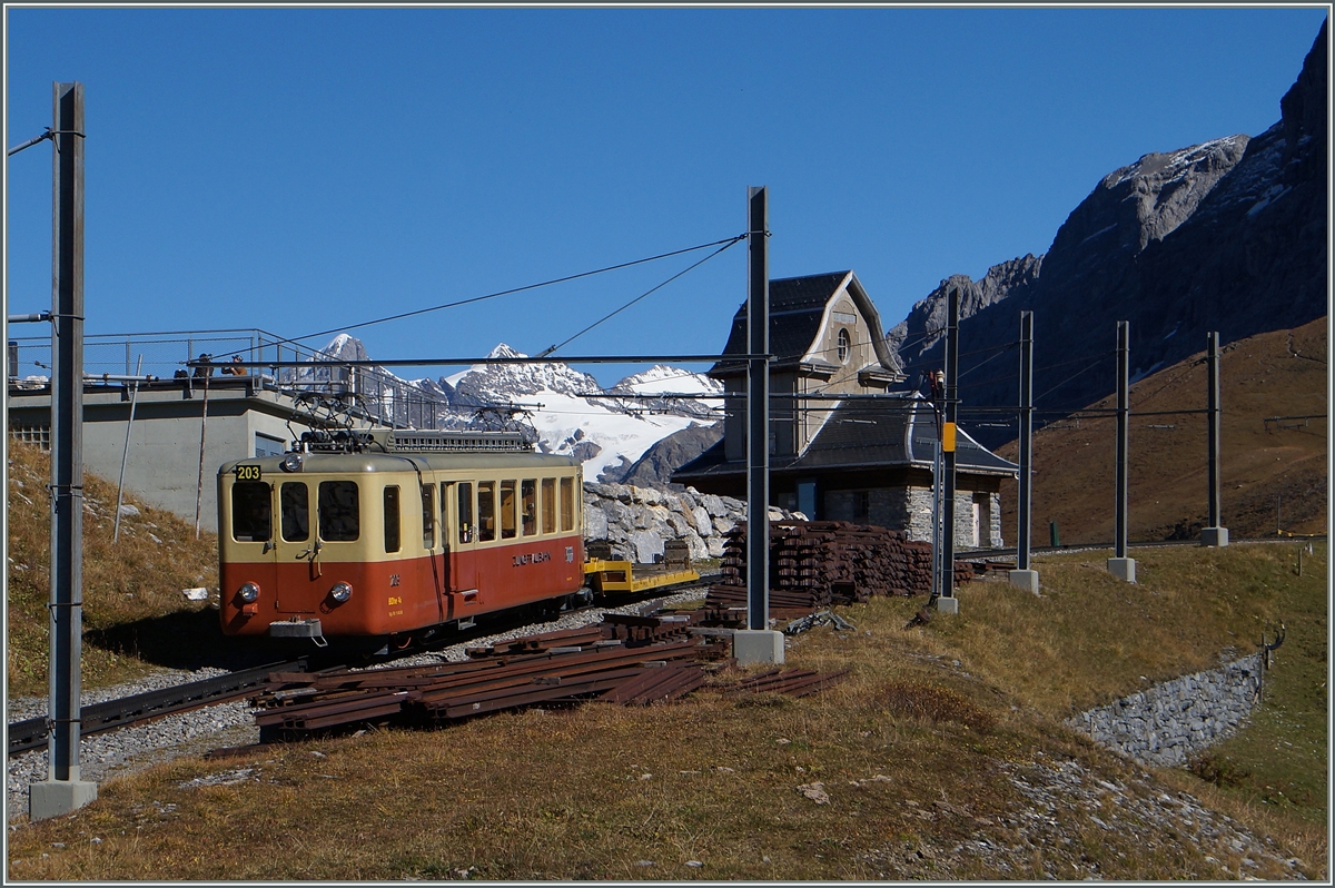 Der JB BDhe 2/4 209 mit einem Arbeitzug zwischen der Kleinen Scheidegg und dem Eigergletscher.
9. Okt. 2014