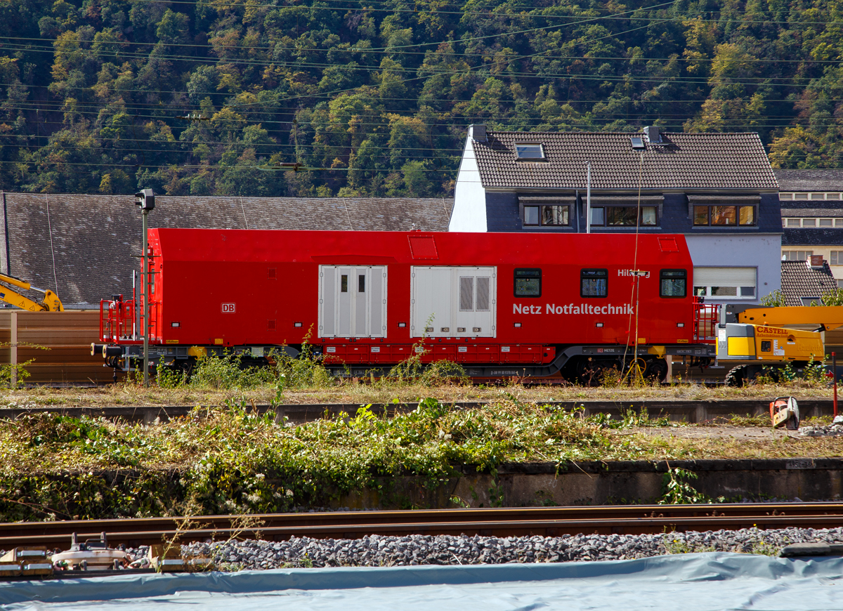 Der Koblenzer Hilfszug-Wagen D-DB 99 80 9370 061-0 der DB Netz Notfalltechnik am 02.09.2020 im Bf Niederlahnstein. Am 30.08.2020 war hier ein mit Diesel beladener Kesselwagenzug entgleist, nun waren die Aufräumarbeiten im vollen Gange.

Der Hilfszug AOC - ANWENDUNGSORIENTIERTER CONTAINER:
Der Hilfszug ist eine fahrende Werkstatt und bietet ein hervorragendes Raumangebot für Gerät und Mannschaft. Die Wechselaufbauten können im Falle einer Revision des Trägerwagens einfach auf ein anderes Trägerfahrzeug umgesetzt werden. Dadurch spart man das mühsame und vor allem zeitintensive Umladen des gesamten Equipments von einem zum anderen Wagen.

Dieses neuartige System aus Wechselaufbau und Trägerwagen heißt in der Fachsprache AOC/MTF (Anwendungs Orientierter Container kombiniert mit einem Multifunktionalen – oder auch modularem TrägerFahrzeug). Die Wechselbehälter haben Falttüren, einen geraden Boden und zwischen diesem und der Tiefladefläche sind zusätzliche Staukästen eingebaut worden. Diese bieten z.B. der Aufgleisbrücke einen idealen gleisnahen Platz. Die Toilettenanlage wurde mit einer umweltfreundlichen Verbrennungstoilette realisiert.

Das Trägerfahrzeug/Wagen (MTF) wurde von dem slowakischen Güterwagenhersteller Tatravagónka A.s. gebaut, wobei die Drehgestelle von ELH Eisenbahnlaufwerke Halle sind.
Der Wechselaufbau (AOC) ist von Gföllner Fahrzeugbau und Containertechnik GmbH St.Georgen (Österreich)

TECHNISCHE DATEN:
Spurweite: 1.435 mm
Anzahl der Achsen: 4 (in 2 Drehgestellen)
Länge über Puffer: 18.240 mm
Drehzapfenabstand: 11.790 mm
Achsabstand im Drehgestell: 1.800
Laufraddurchmesser: 920 mm
Höchstgeschwindigkeit: 120 km/h
Kleinster befahrbarer Radius: 75 m
Leergewicht: 23.500 kg
Bremse: KE-GP-A
Bremssohle: C 810
