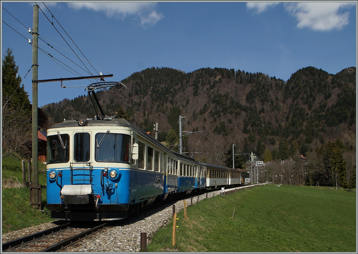 Der MOB ABDe 8/8 4001 hat mit seinen Regioanlzug 2221 Les Avants verlassen und fährt nun Richtung Montreux.
Beachtenswert: der alte Fahrleitungsmast.
 
13. April 2015
