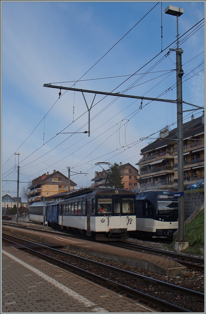 Der MOB Be 4/4 1007 (ex Bipperlisi) rangiert in Chernex. 
8. Dez. 2015