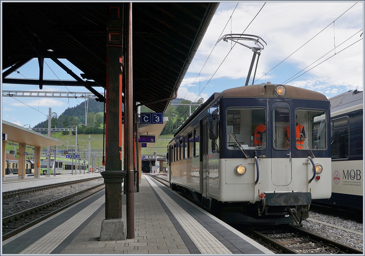 Der MOB Be 4/4 1007 (ex Bipperlisi) auf Instruktionsfahrt (?) wartet in Zweisimmen auf die Einstellung einer Rangierfahrstrasse.

19. August 2020