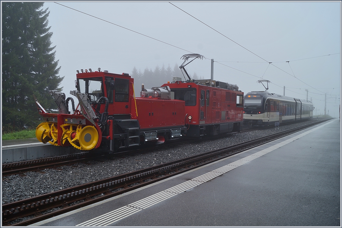 Der MOB HGem 2/2 2501 mit einer Schneefräse auf Testfahrt auf dem Les Pleiades.

2. Okt. 2019