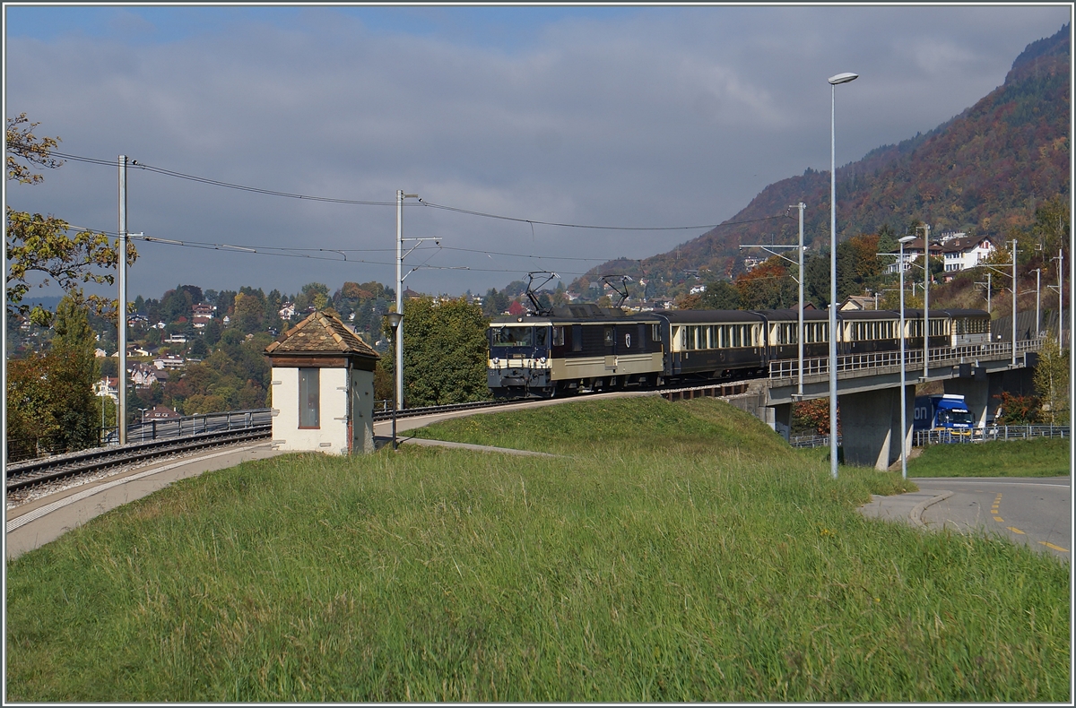 Der MOB Regionalzug 2227 Zweisimmen - Montreux erreicht die kleine Haltestelle Châtelard VD, fährt jedoch (wie im Fahrplan vorgesehen) ohne Halt druch.
23. Okt. 2015
