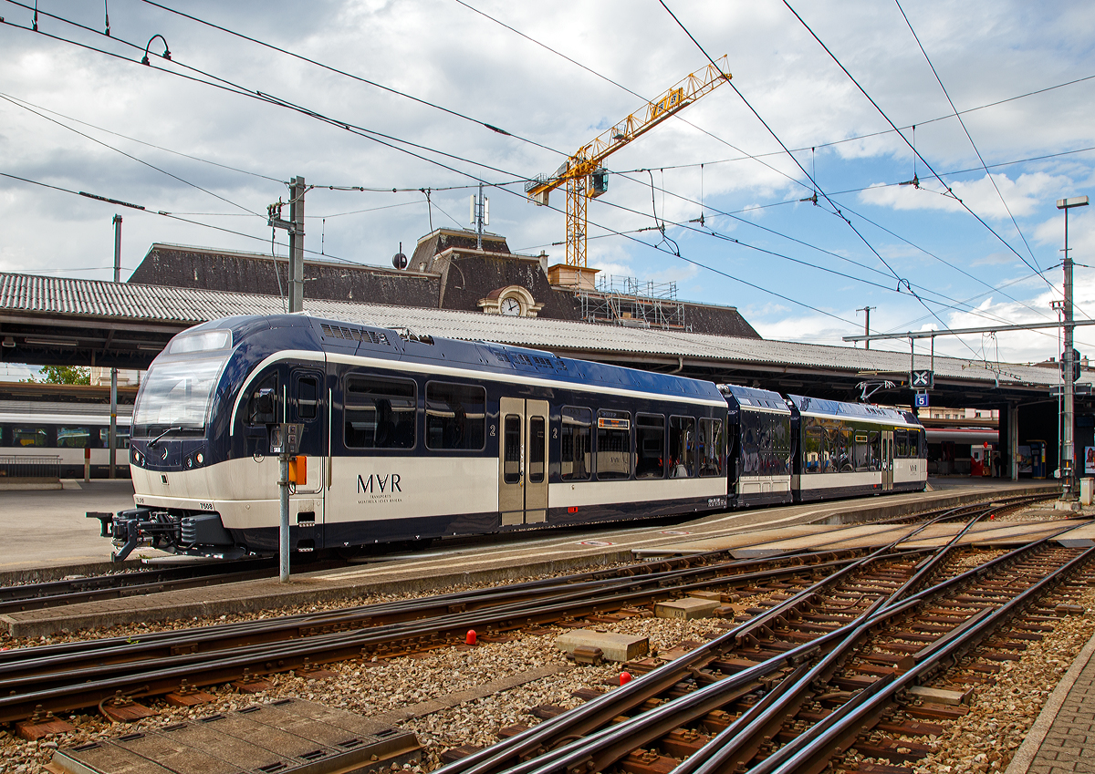
Der MVR 7508 SURF bzw. Stadler SURF ABeh 2/6 7508 der MVR (Transports Montreux–Vevey–Riviera) am 16.09.2017 Montreux.

Unter der Leitung der GoldenPass-Gruppe hat die Transports Montreux–Vevey–Riviera  (MVR) im März  2013 bei Stadler 8 dieser neuen Triebfahrzeuge des Typs ABeh  2/6 für den gemischten Adhäsions-  und  Zahnradbetrieb bestellt. Sie basieren teilweise auf der Technik der Stadler  Gelenktriebwagen GTW 2/6. 

Die wartungsfreundliche Meterspurbahn ist für eine maximale Betriebsgeschwindigkeit von 60 km/h vorgesehen. Die hellen und bequemen Fahrgasträume sind mit moderner Sicherheitstechnik  ausgestattet und machen die Reise zu einem angenehmen Erlebnis. Der Zug bietet 106 Sitzplätze, davon 12 in der 1.Klasse. Die variablen Multifunktionsabteile in den Einstiegsbereichen können an die  saisonalen Bedürfnisse angepasst werden.  Der ergonomische und  bequeme Führerraum mit separatem  Zugang trägt den Anforderungen des Personals Rechnung.  MVR vereinheitlicht mit dieser Bestellung die  Fahrzeugflotte und optimiert somit auch die Instandhaltung.

Technische Merkmale:
Wagenkasten aus Aluminium-Strangpressprofilen für einehöhere Lebensdauer und leichtere Instandhaltung bei gleichzeitig geringerem Fahrzeuggewicht.
Luftgefederte Drehgestelle sorgen für noch mehr Komfort und eine verbesserte Laufruhe.
Leistungsstarke elektrische Rekuperationsbremse.
Modernste Elektronik für die Fahrzeugsteuerung.
Mehrfachtraktion von bis zu drei Zügen möglich.

TECHNISCHE DATEN:
Fahrzeugbezeichnung: ABeh 2/6
Anzahl Fahrzeuge: 8
Inbetriebsetzung: 2016
Spurweite: 1.000 mm
Achsanordnung: 2’Bo’2’
Länge über Puffer: 39.234 mm
Fahrzeugbreite:  2.650 mm
Fahrzeughöhe: 3.852 mm
Achsstand Motordrehgestell: 2.480 mm
Achsstand Laufdrehgestell: 1.900 mm
Treibraddurchmesser (neu): 798 mm
Laufraddurchmesser (neu): 700 mm
Speisespannung:  960 VDC
Leistung: 900 kW
Max. Zugkraft Adhäsion: 70 kN
Max. Zugkraft Zahnrad: 135 kN
Anfahrtsbeschleunigung max.1,3 m/s²
Höchstgeschwindigkeit Zahnrad, bei einem Gefälle von 200 ‰: 20 km/h talwärts / 30 km/h bergwärts
Höchstgeschwindigkeit Adhäsion (zulässige Höchstgeschwindigkeit): 60 km/h
Sitzplätze:  1. Klasse 12 / 2. Klasse  63 und 31 Klappsitze  
Stehplätze (4 Pers./m²): 65
Fußbodenhöhe: Niederflur 400 mm / Hochflur  980 mm
Einstiegbreite: 1.300 mm
Kasten-Längsdruckkraft: 800 kN

Quelle: Stadler Rail