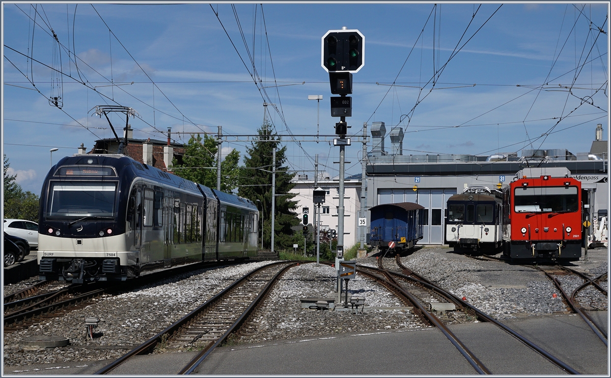 Der MVR SURV ABeh 2/6 7504 verlässt Chernex Richtung Montreux. Rechts im Bild zeigen sich der Be 4/4 (ex SNB) und die MVR HGem 2/2 2501, dahinter, nicht zu sehen, die MOB Gem 2/2 2502.
11. August 2016