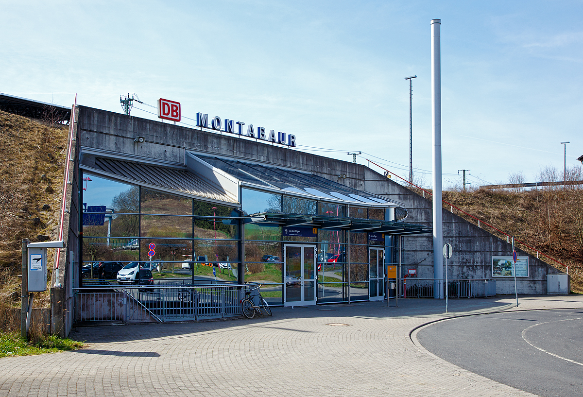 
Der Nordeingang zum ICE-Bahnhof Montabaur an der Schnellfahrstrecke Köln–Rhein/Main (KBS 472 bei Streckenkilometer 89) am 25.03.2017.  Hier ist alles unter den Gleisen, wobei mitlerweile die Geschäfte alle leerstehen un zu vermieten sind. Man muss aber auch wissen, das Montabaur kein Ümsteigebahnhof ist, sonder eher ein Park und Ride Bahnhof ist.