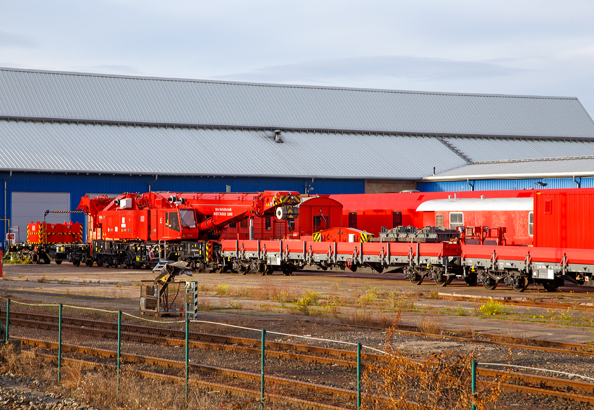 Der Notfall-Kranzug der DB Netz AG, Maschinenpool, Standort Fulda, hier am 05.10.2015 in Fulda, bestehend aus (von hinten nach vorne):

- Gegenlastwagen KRC 1200  D-DB 99 80 9377 001-9 (786 001); 

- Eisenbahnkran 732 001  Zeus  (Schweres Nebenfahrzeug Nr. D-DB 99 80 9 471 001-4);

- Kranauslegerschutzwagen KRC 1200  D-DB 99 80 9370 069-3 (785 001) sowie 

- Materialwagen KRC 1200  D-DB 99 80 9370 070-1 (790 001)
