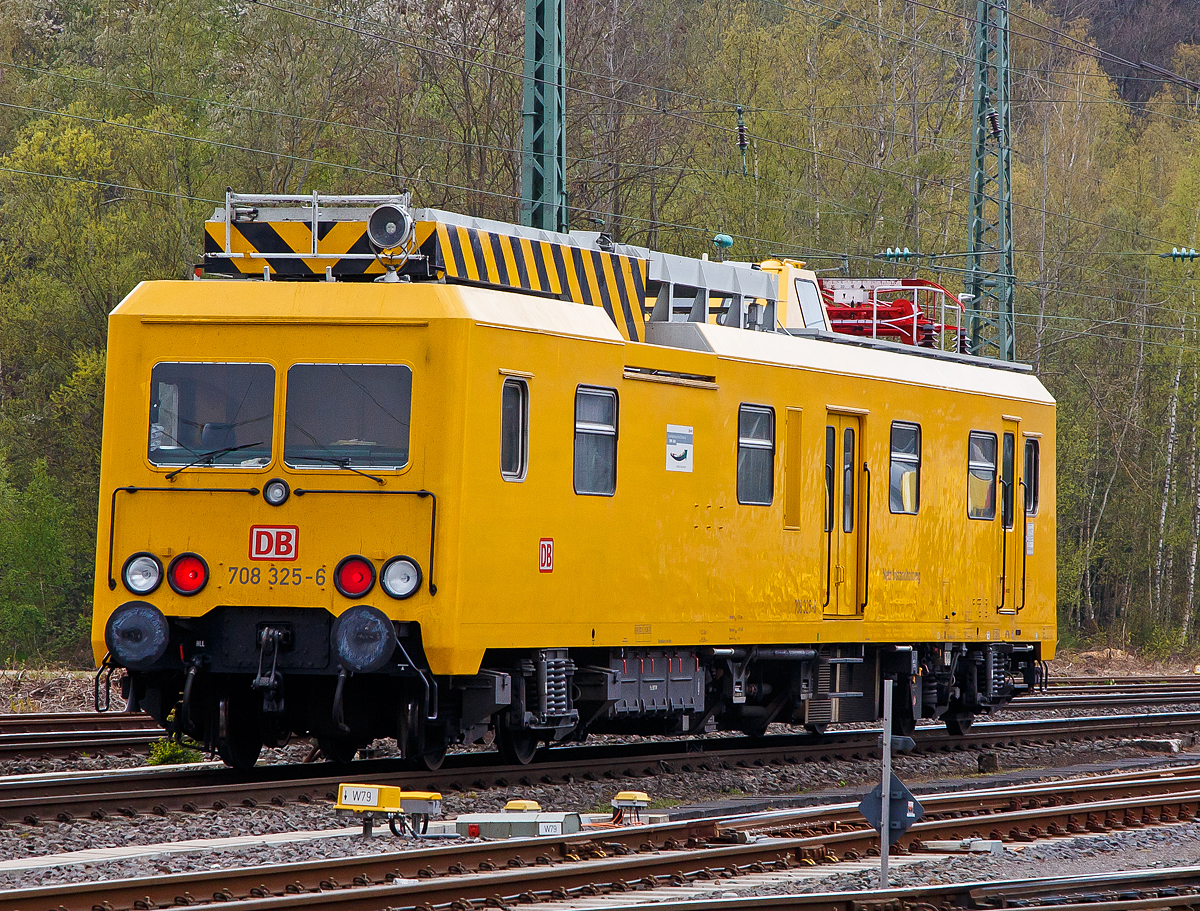 Der Oberleitungsrevisionstriebwagen (ORT) 708 325-6 der DB Netz AG, ex DR 188 325-5, fährt am 29.04.2021 durch Betzdorf (Sieg) in Richtung Köln.
Der ORT wurde 1990 unter der Fabriknummer 20 300/9 vom VEB Waggonbau Görlitz gebaut.

TECHNISCHE DATEN:
Hersteller:  VEB Waggonbau Görlitz
Baujahre: 1987–1991
Spurweite: 1.435 mm (Normalspur)
Achsformel:  (1A)'2'
Länge über Puffer: 22.400 mm
Drehzapfenabstand: 15.800 mm
Achsabstand in den Drehgestellen: 2.500 mm
Raddurchmesser: 920 mm (neu) / 860 mm (abgenutzt)
Höhe:  4.200 mm
Eigengewicht: 60 t
Nutzlast:  2 t
Zul. Anhängelast: 50 t
Zur Mitfahrt zugel. Personenzahl: 10
Zugelassen für Streckenklasse: A
kleinster befahrbarer Gleisbogen: R= 120 m
Höchstgeschwindigkeit:  100 km/h (Eigenfahrt und geschleppt)
Installierte Leistung:  330 kW (neu 367 kW)
Traktionsleistung:  320 kW
Antrieb:  dieselhydraulisch
Bremse: KE-GP m. Z. (D)