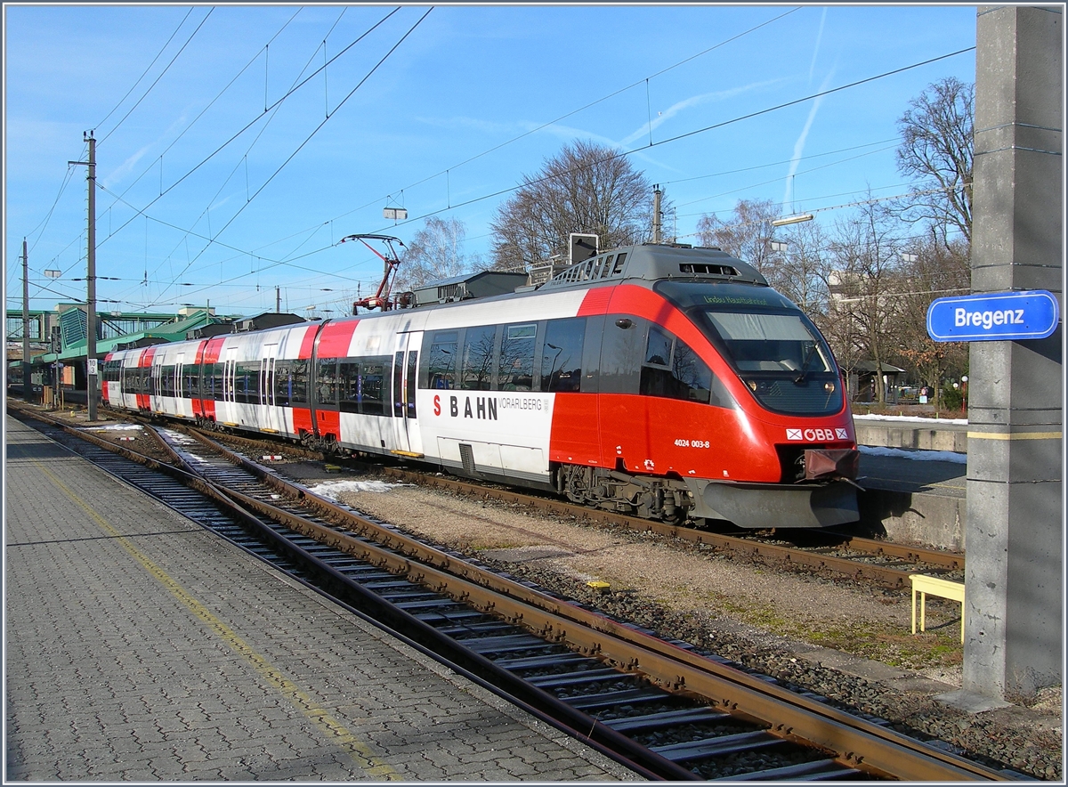 Der ÖBB 4024 003-8 der Vorarlberger S-Bahn in Bregenz, Der Mast rechts scheint bzw. ist trotz allen Bemühungen des Ausrichtens schief geblieben.
5. Feb. 2007