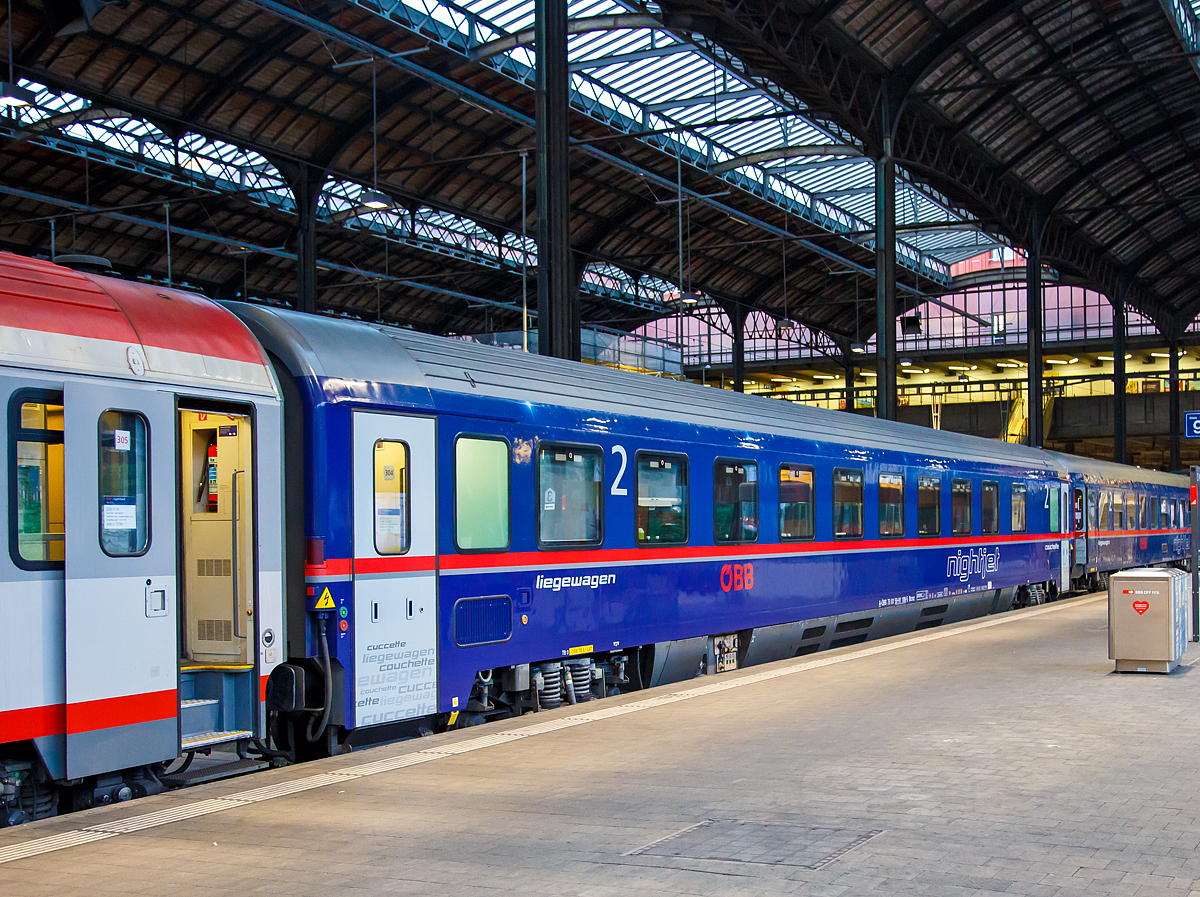 
Der ÖBB Nightjet Liegewagen A-ÖBB 73 81 59-91 108-4 Bcmz, am 21.05.2018, eingereiht im ÖBB Nightjet (NJ40470 / NJ 470), im Bahnhof Basel SBB.

Dieser Liegewagen ist einer von 10 Stück (Bcmz 61 81 59-91 100 bis 109) die 1991 von den Jenbacher Werken gebaut und geliefert. Sie sind als weltweit erste Liegewagenbauart druckertüchtigt und laufen auf Drehgestellen der Bauart Minden-Deutz MD 52. Die Liegewagen sind allgemein mit Sechsbettabteilen ausgestattet, die gegen Aufpreis auch mit maximal vier Personen pro Abteil gebucht werden können.

TECHNISCHE DATEN:
Spurweite: 1.435 mm
Länge über Puffer: 26.400 mm
Drehzapfenabstand: 19.000 mm
Achsstand im (Drehgestell): 2.500 mm 
Wagenkastenbreite: 2.825 mm
Dachhöhe: 4.050 mm
Drehgestelle: Bauart Minden-Deutz MD 52
Raddurchmesser: 920 mm (neu)
Abteillänge: 2.306 mm
Abteilbreite: 1.880 mm
Gangbreite: 785 mm
Gewicht: 52 t
Höchstgeschwindigkeit: 200 km/h
Liegeplätze: 54