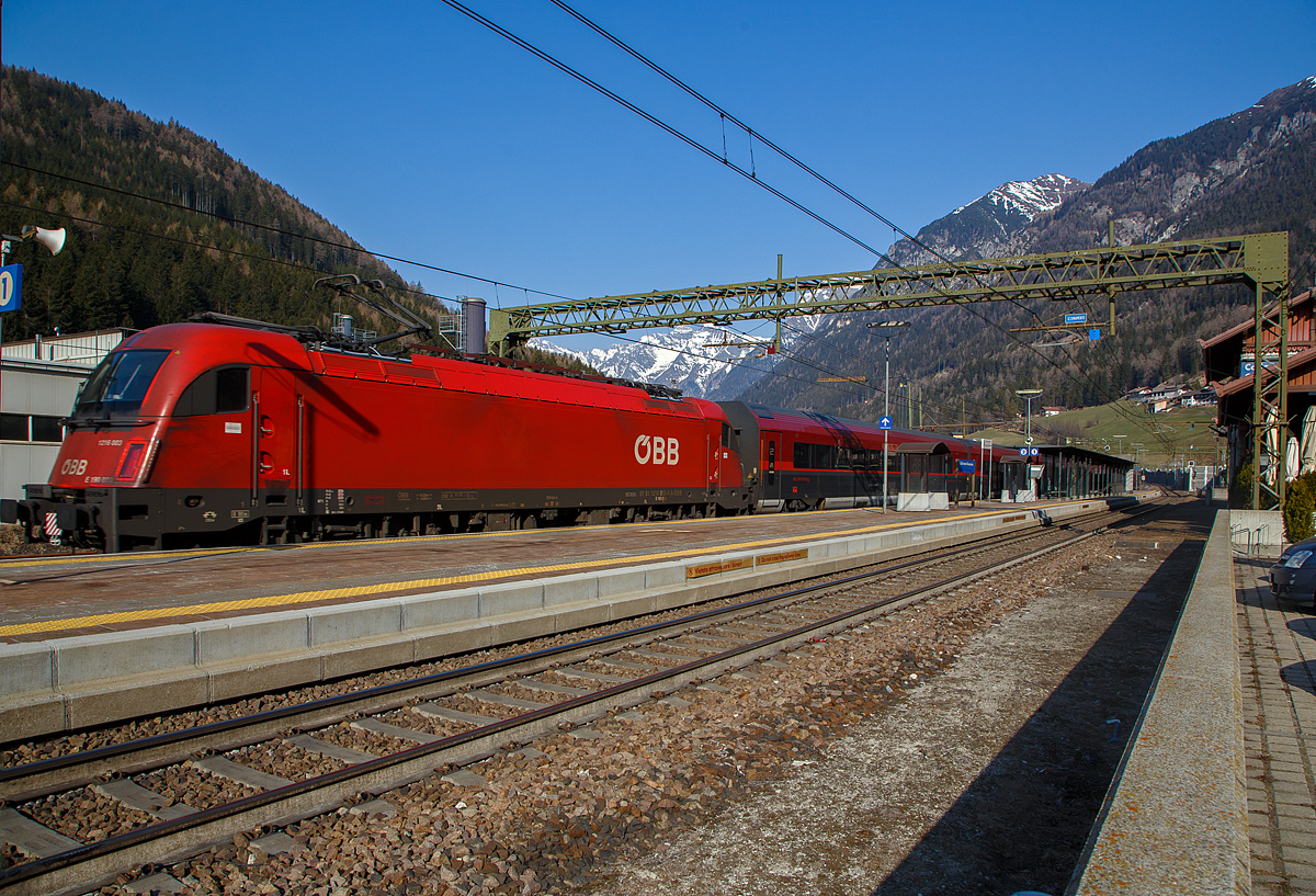 Der ÖBB Railjet (RJX 184), von Bolzano/Bozen via Brennero/Brenner, Innsbruck Hbf und Salzburg Hbf nach Wien Hbf, rauscht am 26.03.2022 Steuerwagen voraus durch den Bahnhof Gossensaß/Colle Isarco in Richtung Brenner. Schublok war die ÖBB Taurus III - 1216 003 / E 190 003 (91 81 1216 003-4 A-ÖBB). 

Die Siemens ES 64 U4-A (Variante A für Österreich, Deutschland, Italien und Slowenien) wurde 2006 von der Siemens Mobility GmbH in München-Allach unter der Fabriknummer 21091 gebaut und an die ÖBB (Österreichische Bundesbahnen) geliefert.