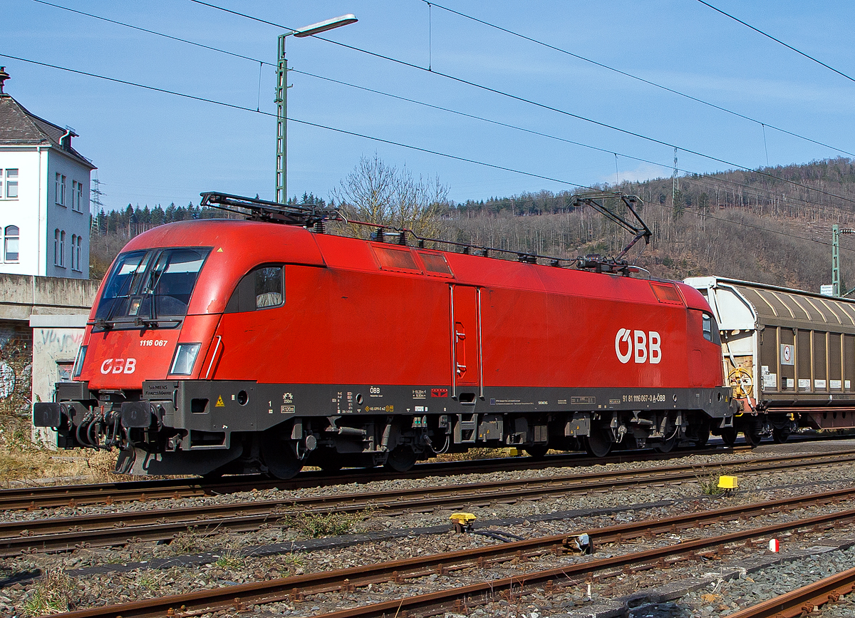 Der ÖBB  Taurus 2“ 1116 067 (A-ÖBB 91 81 1116 067-0) fährt am 16.03.2022 mit einem gemischten Güterzug durch Niederschelden in Richtung Köln.

Die Elektrische Universallokomotive vom Typ Siemens ES64U2 wurde 2002 von Siemens unter der Fabriknummer 20496 und als 1116 067-8 an die ÖBB - Österreichische Bundesbahnen geliefert.
