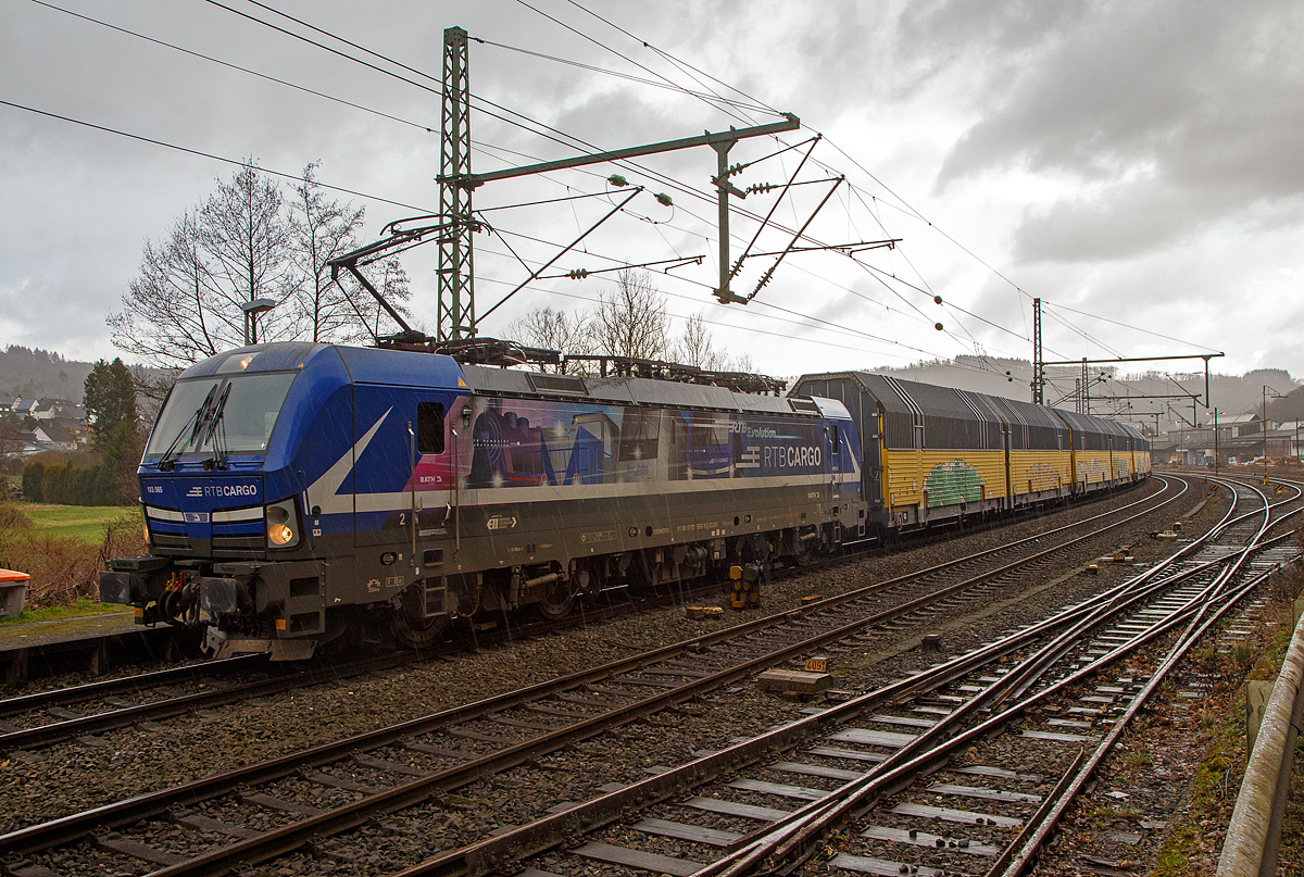 Der Orkan „Ylenia“ tobte in der Nacht vom 16. auf 17.02.2022 im Land, der Bahnverkehr ist beeinträchtigt, so war auf der Siegstrecke KBS 460 bei Niederhövels ein Baum auf die Gleise gestürzt. Gerade regnet es auch wieder Bindfäden.....

So steht schon über 6 Stunden die an die RTB CARGO vermietete Siemens Vectron MS 193 565 (91 80 6193 565-9 D-ELOC) der ELL Germany GmbH (European Locomotive Leasing), mit einem sehr langen Doppelstock- Autotransportzug der ARS Altmann AG (mit Wagen der Gattung Hccrrs), am 17.02.2022 im Bahnhof Scheuerfeld (Sieg). Eigentlich sollte der Zug schon im Rbf Betzdorf (Sieg) stehen bleiben, aber der Zug war zu lange und hätte sonst schon eine Weiche blockiert. Nach Info von Ihm war auch erst vor einer Stunde ein Instandhaltungszug vorbei gekommen.

Nochmals einen lieben Gruß an den netten Lokführer zurück und danke für die freundlichen Informationen. Nach ca. 7 Stunden um 10:30 Uhr konnte er endlich weiterfahren. Der Baum war nun wohl vom Gleis geräumt und ein Gleis passierbar. Der übrige Zugverkehr zwischen Siegen und Au (Sieg) wurde aber noch nicht freigegeben, da die zweite Oberleitung noch instandgesetzt werden musste.
 
Die Siemens Vectron MS der Variante A54 - 6.4 MW wurde 2018 von Siemens in München-Allach unter der Fabriknummer 22875 gebaut. Sie hat die Zulassungen für Deutschland, Österreich, Ungarn, Rumänien, Belgien und die Niederlande. Nach meiner Sichtung sind auch Polen, Tschechien und die Slowakei vorgesehen, aber diese (SK/PL/CZ) sind noch durchgestrichen.
