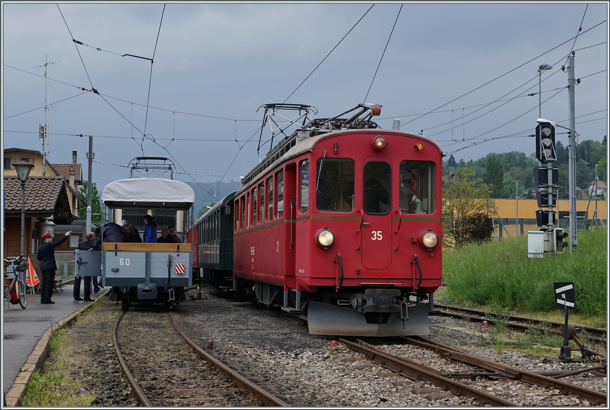 Der RhB ABe 4/4 I N° 35 wartet mit dem Riviera Belle Epoque Zug auf die Abfahrt nach Chaulin. Obwohl der Zug hauptsächlich der Rückführung des Materials nach Chaulin dient, waren doch noch einige Fahrgäste an Bord.
14. Mai 2016