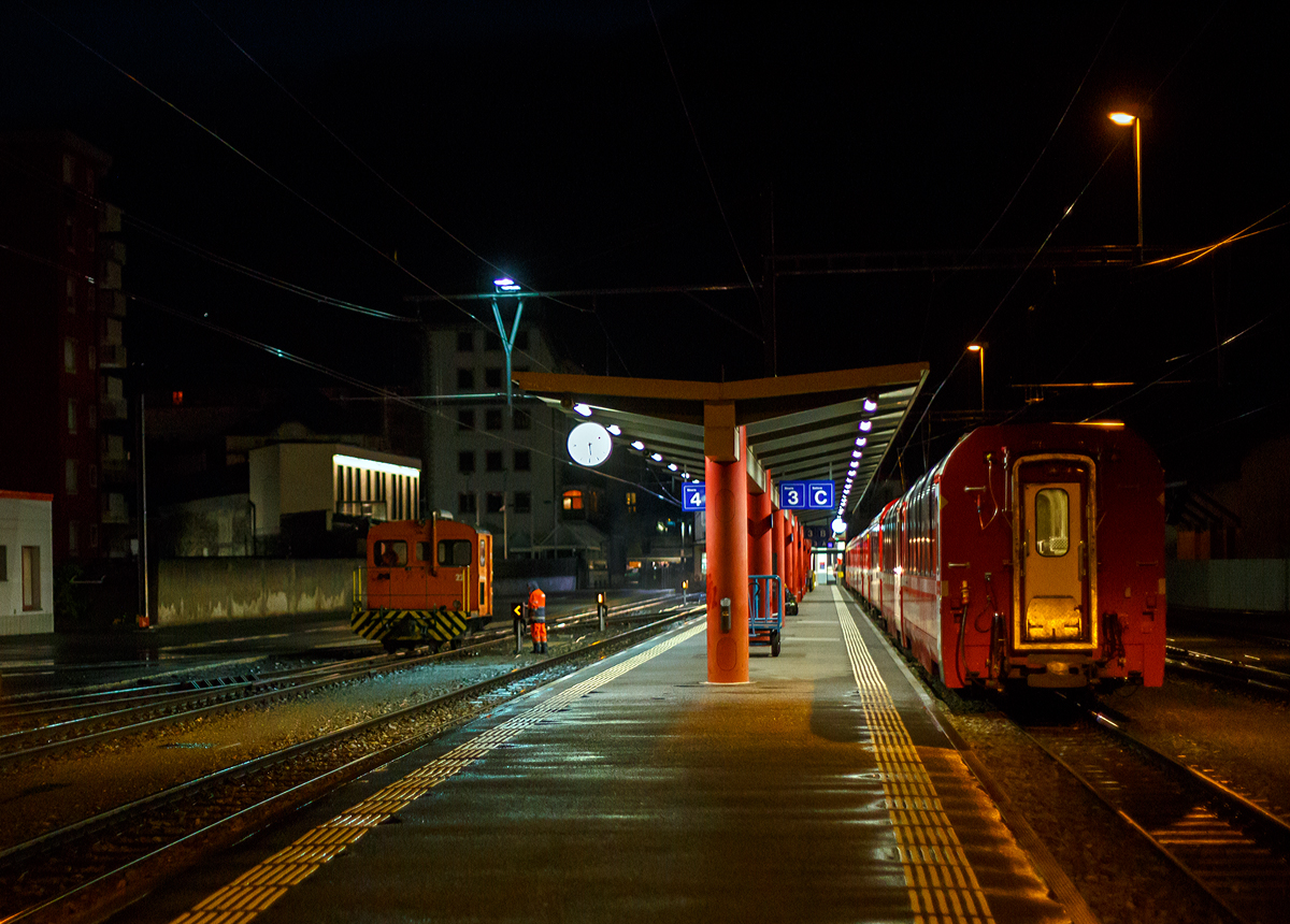 
Der RhB-Bahnhof Tirano am Abend des 03.11.1019. Links der RhB Tm 2/2 22, ex RhB Tm 2/2 58.