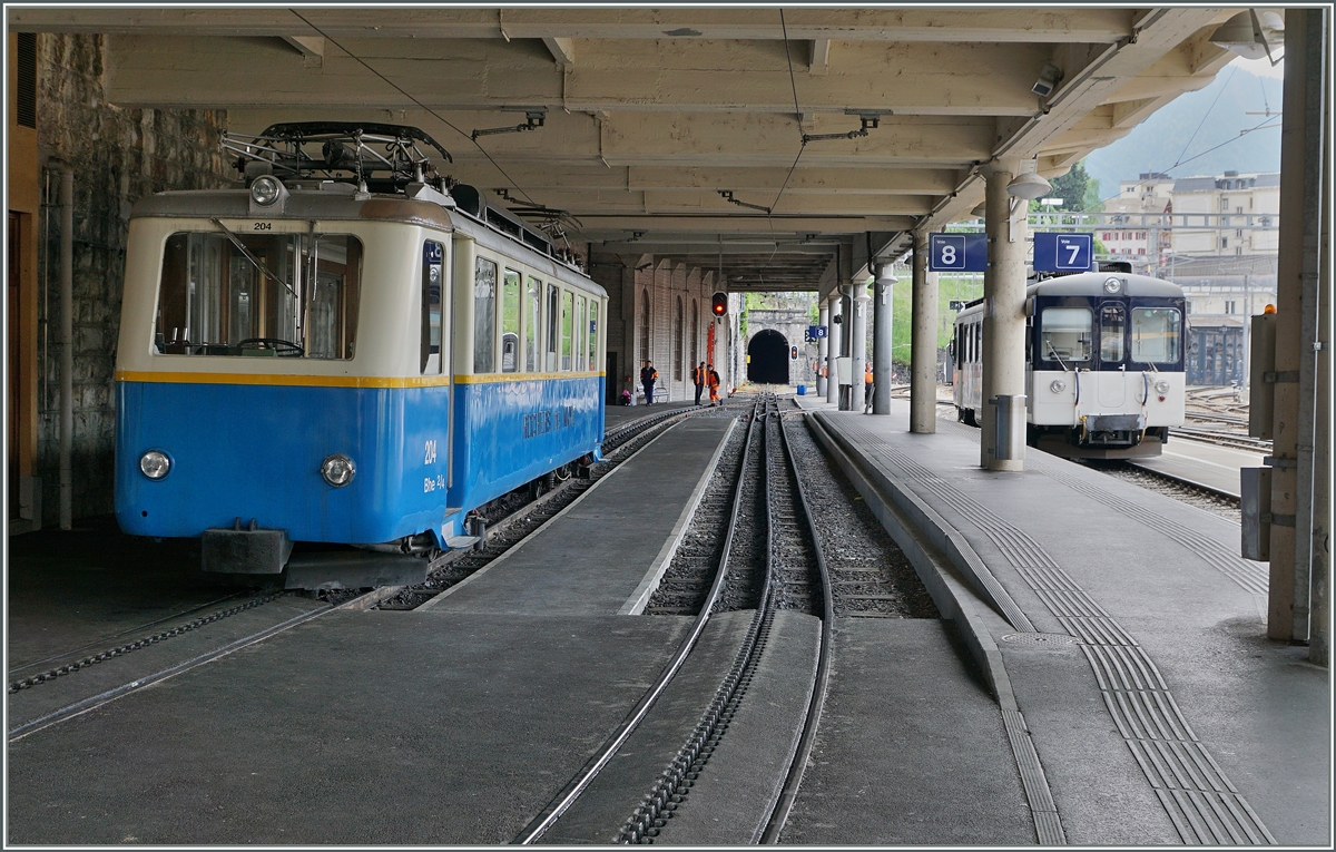 Der Rochers de Naye Bhe 2/4 204 und der MOB Be 4/4 1007 in Montreux.
17. Mai 2016