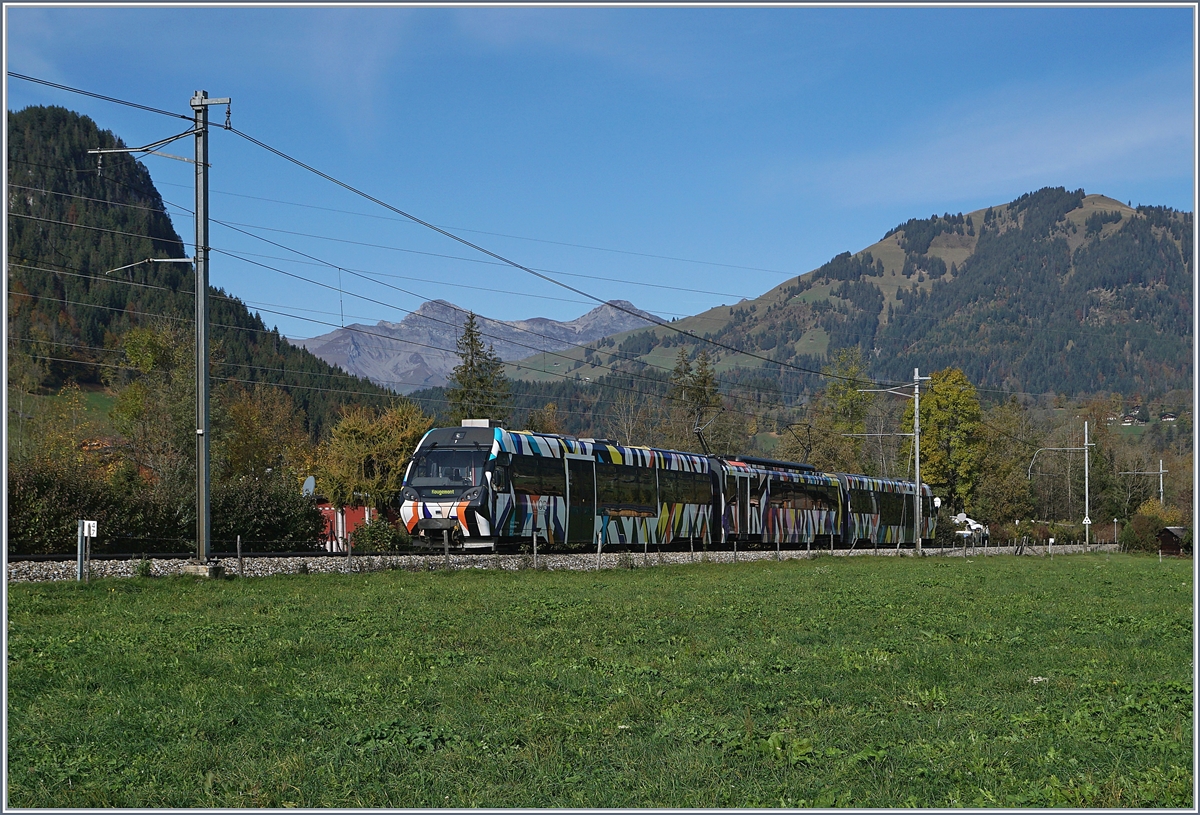 Der von Sarah Morris gestaltete Lenkerpendel  Monarch , bestehend aus ABt 341, Be 4/4 5001 und Bt 241 auf der Fahrt nach Rougemont kurz nach Gstaad.
10. Okt. 2017
