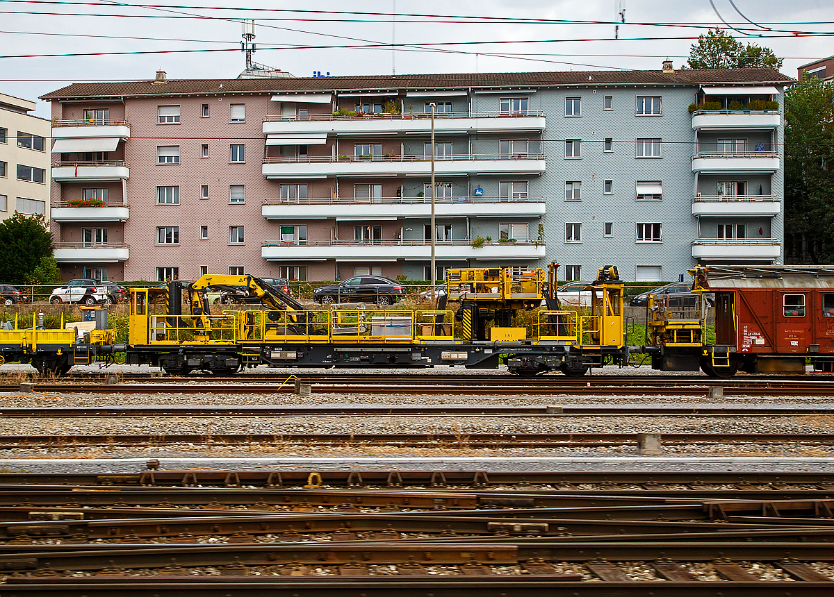 Der SBB Kran-/Hubb�hnenwagen “COMBI”  XTmas 99 85 9236 062-7 CH-SBBI der SBB Infrastruktur, ein 4-achsiger Windhoff MPW Multi Purpose Wagon, Tr�gerfahrzeug mit Kranaufbau und dreiteiliger Arbeitsb�hne (mit Twist-Lock-System im 10 Fuss-Raster) steht am 09.09.2021 in Luzern. Aufgenommen aus dem Zug heraus.

TECHNISCHE DATEN:
Spurweite: 1.435 mm (Normalspur)
Anzahl der Achsen: 4 (Achsformel bei Eigenfahrt unbekannt)
L�nge �ber Puffer: 20.000 mm
Drehzapfenabstand: 13.440 mm
Achsabstand im Drehgestell: 1.800 mm
Max. Eigengeschwindigkeit: 40 km/h
H�chstgeschwindigkeit (geschleppt): 120 km/h
Gewicht: 63,9 t