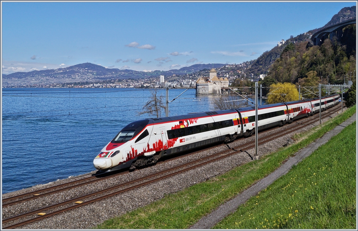 Der SBB RABe 503 022-7  Wolfgang Johann von Goethe  als EC 32 von Milano nach Gen�ve beim Ch�teau de Chillon.
13. April 2018