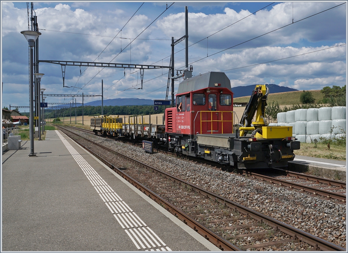 Der SBB Tm 234 120-4  Ameise  ist mit eine Dienstzug auf der Strecke nach Vallorbe unterwegs und fährt durch die Station von Arnex. 

14. Juli 2020
