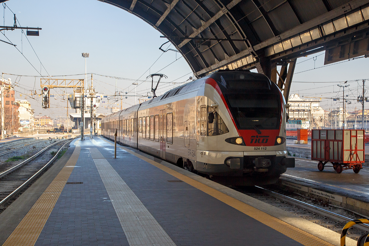 
Der sechsteilige Stadler FLIRT RABe 524 112 (ABt 94 85 2 524 112-1 CH-FFS) der TiLo (Treni Regionali Ticino Lombardia) am 29.12.2015 bei der Einfahrt in den Bahnhof Milano Centrale (Mailand Zentral). In Italien wird dieser FLIRT als Eletro Treno Rapido (ETR 524) bezeichnet. 

Die TILO SA (Treni Regionali Ticino Lombardia) ist ein 2004 gegründetes Tochterunternehmen der SBB und der Trenitalia mit Sitz im schweizerischen Chiasso. TILO betreibt u.a. die S-Bahn Tessin, deren Linien S30 und S40 grenzüberschreitend vom Tessin in die Lombardei verkehren. 

Die 23 vierteiligen (SBB RABe 524 001-019, Trenord RABe 524 201-204) und 17 sechsteiligen (SBB RABe 524 101-117) FLIRT sind als Zweisystemfahrzeuge auf den Regionalnetzen im Tessin und in der Lombardei im Einsatz. Davon sind 4 vierteilige FLIRT im Besitz der FERROVIENORD S.p.A. Diese Stadler FLIRT sind Zweisystem-Triebzüge mit Wechsel- und Gleichstromausrüstung sowie Zugsicherung für die Strecken in der Schweiz und in Italien.  Ein durchgängiger Passagierraum, optimiert auf eine Bahnsteighöhe von 550 mm, ein hohes Beschleunigungsvermögen und der grenzüberschreitende Verkehrseinsatz sind drei der herausragenden Merkmale des Zuges. 

TECHNISCHE DATEN dieser sechsteiligen Variante: 
Baujahre: 2009 (RABe 524 101-111) und 2014 (RABe 524 112-117)
Spurweite: 1.435 mm 
Achsanordnung: Bo’ 2’2’2’2’2’ Bo’ 
Länge über Kupplung: 106.278 mm
Fahrzeugbreite:  2.880 mm
Fahrzeughöhe: 4.150 mm
Drehgestellachsstand: 2.700 mm (Motor- und Laufdrehgestell)
Triebraddurchmesser, neu:  860 mm 
Laufraddurchmesser, neu:  750 mm
Speisespannung: 15 kVAC / 3 kVDC 
Dauerleistung am Rad: 2.000 kW
Max Leistung am Rad: 2.600 kW
Anfahrzugskraft (bis 47 km/h):  200 kN 
Anfahrbeschleunigung:  ~ 1,2 m/s2
Höchstgeschwindigkeit 160 km/h
Fußbodenhöhe: 570 mm (Niederflur am Einstieg) / 1.120 mm (Hochflur)
Sitzplätze: 56 (1.Klasse) / 168 (2.Klasse) + 26 Klappsitze 
Stehplätze (4 Pers./m2): 373
