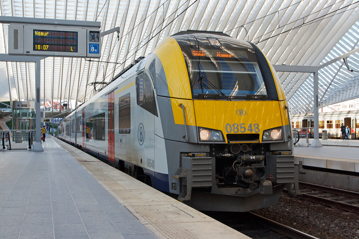 
Der Siemens Desiro ML Triebzug AM 08 548 der SNCB NMBS (AM = Automotrice) steht am 18.10.2014 im Bahnhof Liège Guillemins als Regionalzug 5666 nach Namur (niederländisch Namen) bereit.

Der Siemens Desiro ML (MainLine) ist ein Einzelwagentriebzug aus dem von Siemens Rail Systems entwickelten Fahrzeugkonzept Desiro. Für die Belgische Staatsbahn NMBS/SNCB befinden sich 305 dreiteilige elektrische Triebzüge der Baureihe AM 08 seit Herbst 2009 in Produktion, die ersten Fahrzeuge wurden im Dezember 2011 in Dienst gestellt. Die Triebzüge 08 001 bis 08 210 für die GEN/RER Brüssel sind nur für 3 kV DC vorgesehen, 08 501 bis 595 sind Mehrsystemfähig (3 kV DC und  25 kV 50 Hz AC).

Die Fahrzeuge besitzen Niederflureinstiege auf 80 cm Höhe über Schienenoberkante mit einer Breite von 1,3 Metern, der größte Teil der Sitzplätze ist stufenlos erreichbar. Es sind barrierefreie Zustiege und Wagendurchgänge sowie ein behindertengerechtes WC installiert. Die Fahrzeuge sind voll klimatisiert. Ein optisches und akustisches Fahrgastinformationssystem informiert die Passagiere. Konventionelle Drehgestelle des Typs SF6500 aus dem Siemens-Werk in Graz sollen zur kostengünstigen Instandhaltung beitragen. Sie besitzen unter anderem bewährte Schwingenführungen, Schraubenfedern und eine sekundäre Luftfederung und sind damit eine direkte Weiterentwicklung der Drehgestelle des Typs SF6000, die im NS Sprinter Lighttrain zum Einsatz kommen. Die Befahrbarkeit von engen Gleisradien bis zu 80 Metern ist möglich.

Die Triebzüge werden mit dem Zugsicherungssystem Trainguard 100 (ETCS Level 1) sowie mit Trainguard-Geräten angebundenen Ausstattungen des belgischen Systems TBL 1+ versehen. Ohne Fahrtunterbrechung kann zwischen beiden Systemen umgeschaltet werden. Die Triebzüge können in Mehrfachtraktion gefahren werden.

Die Produktion findet seit 2009 im Siemens Werk Krefeld-Uerdingen statt. Die Inbetriebsetzung und Kundenabnahme erfolgte im Siemens Prüfcenter Wegberg-Wildenrath. An der Fertigung beteiligt ist das belgische Werk von Bombardier Transportation in Brügge, wo für 155 Zugkompositionen der Endausbau stattfindet.


Technische Daten:
Spurweiten: 1.435 mm
Achsfolge: Bo‘Bo‘+2‘2‘+Bo‘Bo‘
Länge über Kupplung: 79.907 mm
Drehzapfenabstand: 18.620 mm
Achsabstand im Drehgestell: 2.300 mm
Raddurchmesser: 850 mm (neu) / 780 mm (abgenutzt)
Leergewicht:  ca. 145 t
Höchstgeschwindigkeit 160 km/h
Antriebsleistung:  2.200 kW
Anfahrbeschleunigung bis: 1,1 m/s2
Energieversorgung:  3 kV DC oder 3 kV DC / 25 kV 50 Hz AC
Fußbodenhöhe: 800 mm
Einstiegstüren:  2 je Einzelwagenseite
Türbreite: 1.300 mm
Sitzplätze: 280 Sitzplätze
Max. Achslast : 17 t
Kleinster befahrbarer Gleisbogen: 110 m (Betrieb) / 80 m (Werkstatt)
