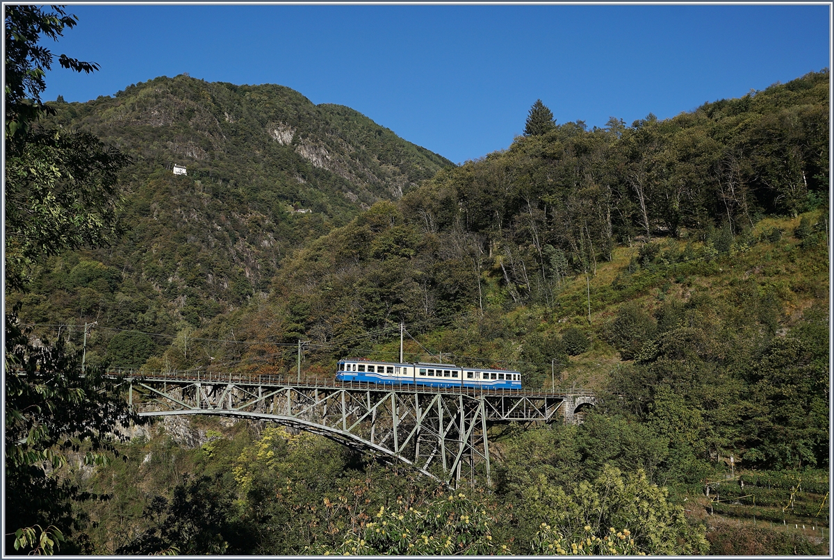 Der SSIF ABe 8/8 22  Ticino  ist als FART Regionalzug 308 von Locarno nach Camedo auf der Isorno-Br�cke kurz vor Intragna unterwegs. 2. Oktober 2018