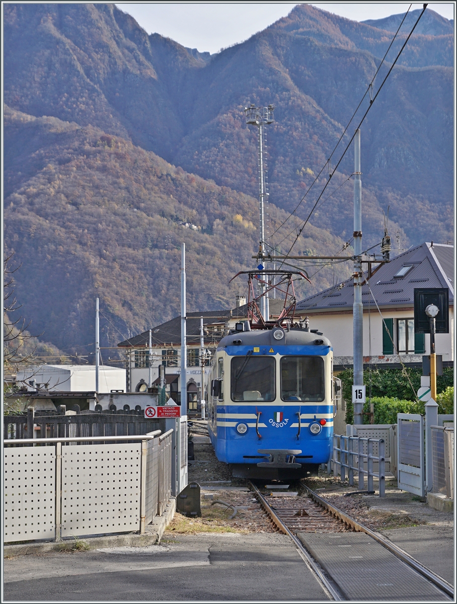 Der SSIF ABe 8/8 23  Ossola  verlässt als Regionalzug nach Re den SSIF Bahnhof von Domodossola. 

13. Nov. 2025 