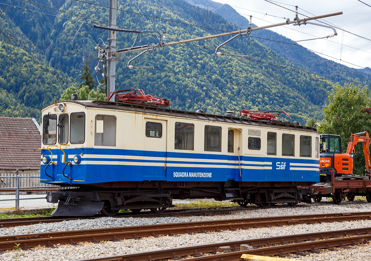 Der SSIF Squadra Manutenzione De 4/4 18, ex SSIF ABDe4/4 18, ex FART ABDe4/4 18, ex FRT ABFe 4/4 18, ex FRT BCFe4/4 18 ist am 15 September 2017 beim Bahnhof Santa Maria Maggiore (Stazione SSIF di Santa Maria Maggiore) abgestellt.

Als BCFe 4/4 wurden die ersten acht elektrischen Triebwagen bezeichnet, die die Societ� subalpina di imprese ferroviarie (SSIF) zusammen mit der Societ� delle Ferrovie Regionali Ticinesi (FRT, Vorg�nger der FART) 1923 zur Er�ffnung der Strecke zwischen Locarno und Domodossola angeschafft haben. Urspr�nglich geh�rten die Triebwagen 11–16 der SIFF, die Triebwagen 17+18 der FRT. Anl�sslich der anschlie�enden wurden 1956 die Triebwagen in ABFe 4/4 und ab 1960 in ABDe 4/4 umgezeichnet.

Die Fahrzeuge wurden von Carminati e Toselli (CeT) in Mailand hergestellt. Die elektrische Ausr�stung wurde von der BBC-Tochter Tecnomasio Italiano Brown Boveri (TIBB) geliefert. Die Fahrzeuge konnten auf der Rampe mit 60 Promille Steigung eine Anh�ngelast von 65 Tonnen bef�rdern und erreichten dabei 20 km/h. Bis in die Mitte der 1950er Jahre wurde mit den Fahrzeugen der gesamte Betrieb abgewickelt. Um 1956 wurden sie umbenannt, weil sie wie alle Fahrzeuge in dieser Zeit an die neue Klasseneinteilung angepasst wurden. Heute bezeichnet man sie als ABDe 4/4. Mit der Inbetriebnahme der vier ABe 8/8, welche die internationalen Schnellz�ge �bernahmen, traten sie in die zweite Reihe.

Als im Jahr 1945 zwei der drei Triebwagen der Locarno–Ponte Brolla–Bignasco-Bahn (LPB, auch bekannt als Maggiatalbahn) bei einer Frontalkollision besch�digt wurden, brauchte man dringend ein Ersatzfahrzeug. Deshalb entfernte man beim Triebwagen Nr. 18 den Pantografen �ber dem Gep�ckabteil und ersetzte ihn durch eine Kontaktrute. Danach verkehrte er f�r gut einen Monat auf der Maggiatalbahn, bevor er wieder abgezogen wurde. 1964 bis zur Stilllegung am 28. November 1965 verkehrte regelm��ig auf der Maggiatalbahn eingesetzt. Nach einer Kollision mit dem ABe 8/8 22 im August 1987 wurde der ABDe4/4 18 an die SSIF verkauft. Die SSIF baute ihn 1972 wiederauf, zun�chst rot lackiert wurde er nun als De 4/4 18 klassifiziert als Dienstfahrzeug verwendet. 

Drei Fahrzeuge (11, 14, 15) fielen Br�nden zum Opfer und wurden anschlie�end abgebrochen. Triebwagen Nummer 12 stie� im Oktober 1980 ebenfalls mit dem ABe 8/8 22 zusammen und wurde in der Folge verschrottet. Der Triebwagen 16 bekam im Jahr 1975 in der SSIF Werkstatt einen neuen st�hlernen Wagenkasten. der Triebwagen 17 wurde 1962 einer Modernisierung unterzogen, bevor er 1967 wie auch der 18er von der FART an die SSIF verkauft wurde.

TECHNISCHE DATEN:
Gebaute Anzahl: 8
Baujahr: 1923
Spurweite: 	1.000 mm (Meterspur)
Achsformel: Bo'Bo'
L�nge �ber Puffer: 14.400 mm
Drehzapfenabstand:  8.500 mm
Achsabstand im Drehgestell: 2.200 mm 
Laufraddurchmesser: 920 mm (neu)
Dienstgewicht: 29,7 t
H�chstgeschwindigkeit: 45 km/h
Stundenleistung: 418 PS
�bersetzung: 1:5,1
Stromsystem: 1.200 V Gleichstrom
Zugbremse: Druckluft
Kupplungstyp: Zentralpuffer mit 2 Schraubenkupplungen
Sitzpl�tze: 36 (6 in der 1. und 30 in der 2. Klasse)

Trotz Unf�llen und Au�erdienststellung sind die Triebwagen Nr. 16, 17 und 18 weiterhin bei der SSIF (als Diensttriebwagen) vorhanden
