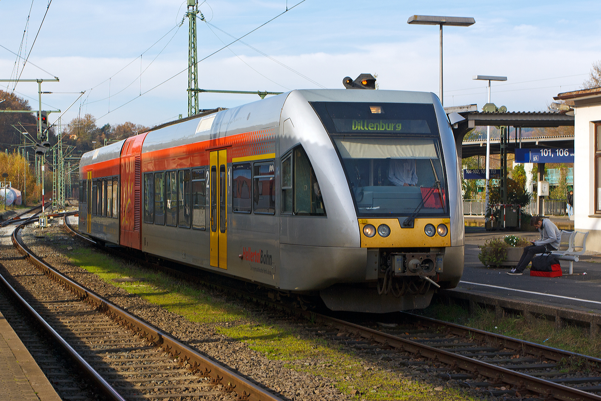 Der Stadler GTW 2/6  - VT 117 (95 80 0946 417-2 + 95 80 0646 417-5 + 95 80 0946 917-1 D-HEB) der Hellertalbahn steht am 09.11.2014 im Bahnhof Betzdorf/Sieg zur Abfahrt nach Dillenburg bereit.

Dieser GTW 2/6 mit dieselelektrischem Antrieb besteht aus: Dem mittigem Antriebsmodul (95 80 0646 417-5 D-HEB), auch Antriebscontainer genannt, dessen beiden Achsen angetrieben sind und das Fahrzeug bewegen. Die zwei leicht und niederflurig gebaute Endmodule (95 80 0946 417-1 D-HEB und 95 80 0946 917-2 D-HEB mit je einem Drehgestell st�tzen sich auf das Antriebsmodul, somit ergibt sich die Achsfolge 2'Bo'2. Es ergibt sich auch eine sehr gute Raumausnutzung der Endmodule, nur ist das Fahrzeug durch das Antriebsmodul in zwei H�lften geteilt und der Gang durch den Antriebscontainer nicht barrierefrei passierbar.

Dieser Triebwagen wurde 1999 bei DWA, Bautzen (Deutsche Waggonbau AG, heute Bombardier Transportation) unter der Fabriknummer 525/002 f�r die Hessische Landesbahn (HLB) gebaut, dessen Eigentum er ist und ihn an die Hellertalbahn vermietet hat. Der elektrische Teil und die Fahrwerke sind von Adtranz (Schweiz).

Die Antriebausr�stung besteht aus einem MTU 12V 183 TD 13 V 12 – Zylinder - Dieselmotor der seine 550 kW Leistung auf einen Dreiphasen-Generator �bertr�gt der zwei Asynchronmotoren (Adtranz, 6 RIA 4548) antreibt. Die max. Leistung an den R�dern betr�gt 420 kW, die H�chstgeschwindigkeit 120 km/h. Der kompl. Triebwagen hat eine L�nge �ber Kupplung (Scharfenbergkupplung) von 38.660 mm und ein Eigengewicht von 52 t.


Weitere TECHNISCHE DATEN:
Spurweite: 1.435 
Achsfolge: 2'Bo'2.
L�nge �ber Scharfenbergkupplung: 38.660 mm 
Breite: 3.000 mm 
H�he: 3.850 mm 
Eigengewicht: 52 t 
Drehgestellabst�nde: je 2.000 mm 
Antriebsmotor:  MTU 12V 183 TD 13
Treibraddurchmesser (neu): 860 mm
Laufraddurchmesser (neu): 680 mm 
H�chstgeschwindigkeit: 120 km/h.
Max. Beschleunigung: 0,88 m/s�
Anfahrzugkraft: 62 kN
Sitzpl�tze: 120
Stehpl�tze: 103 (bei 4 Pers./m�)