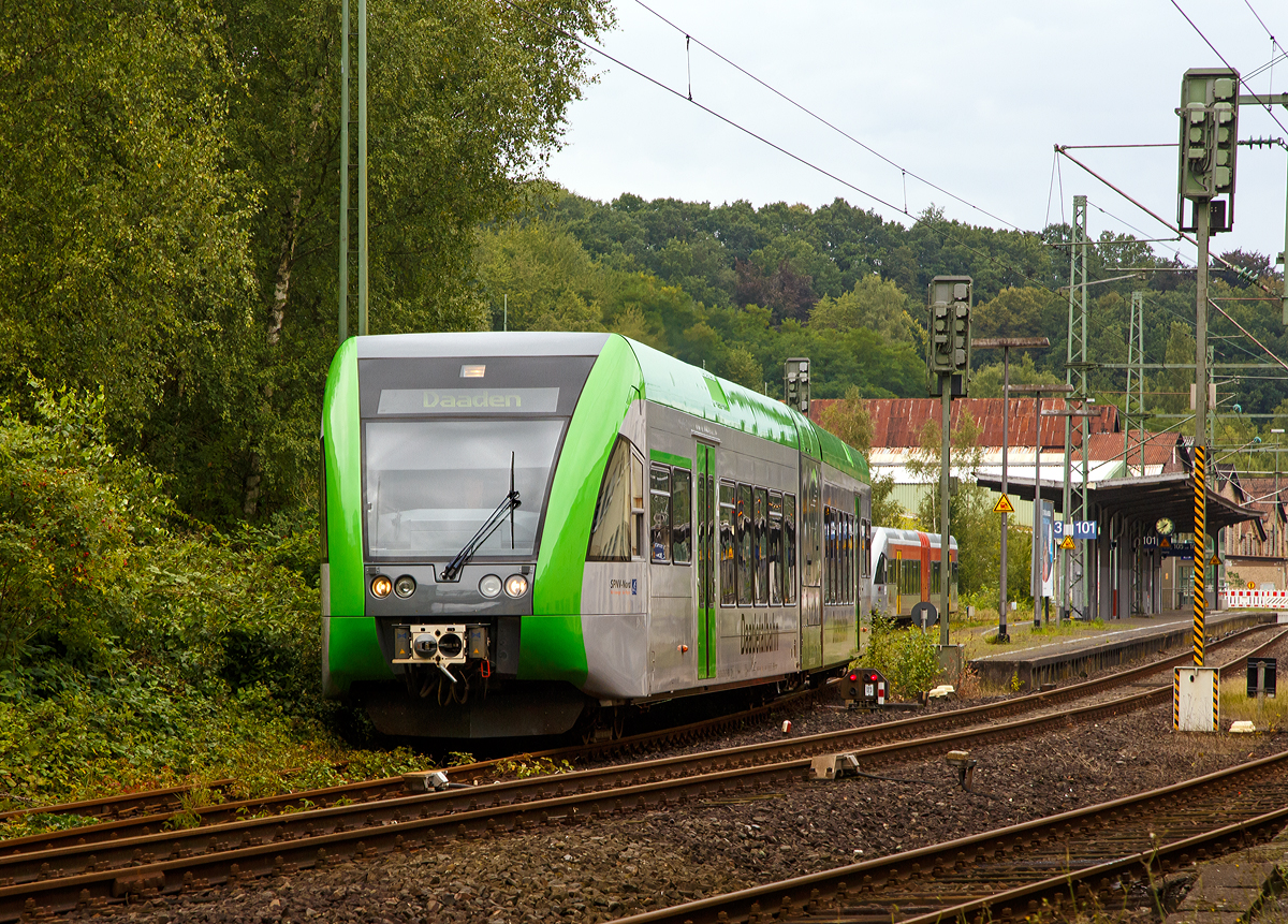 
Der Stadler GTW 2/6 (95 80 0946 418-0 D-WEBA / 95 80 0646 418-3 D-WEBA / 95 80 0946 918-9 D-WEBA) der Westerwaldbahn (WEBA), ex VT 118 der Hellertalbahn verl�sst am 20.08.2017, als RB 97  Daadetalbahn   (Betzdorf/Sieg – Daaden), im Bahnhof Betzdorf/Sieg.