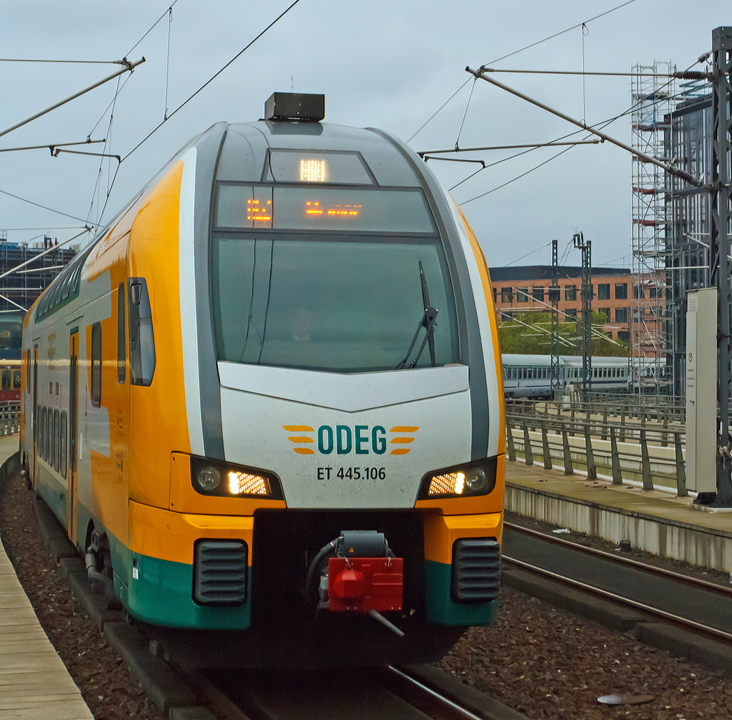 
Der Stadler KISS 445.106 der ODEG (Ostdeutsche Eisenbahn GmbH) fährt am 26.09.2014 als RE 4 Jüterbog-Berlin-Rathenow in den Hauptbahnhof Berlin ein.