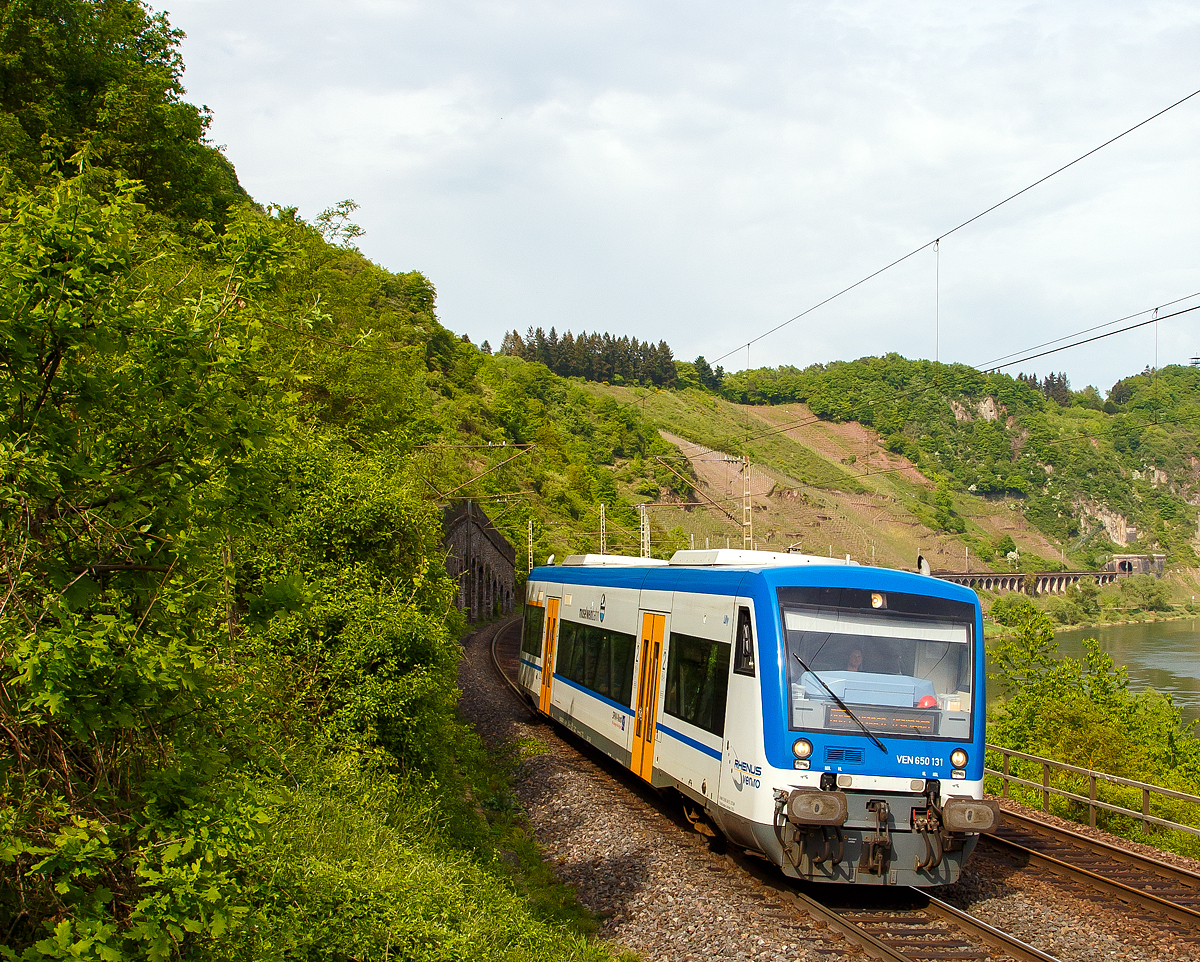 
Der Stadler RegioShuttle RS 1 – VEN 650 131  Lilly  (95 80 0650 131-5 D-VEN) der Rhenus Veniro fährt am 29.04.2018, als RB 85  Moselweinbahn  (Bullay - Traben-Trarbach), auf dem Pündericher Hangviadukt in Richtung Reil.