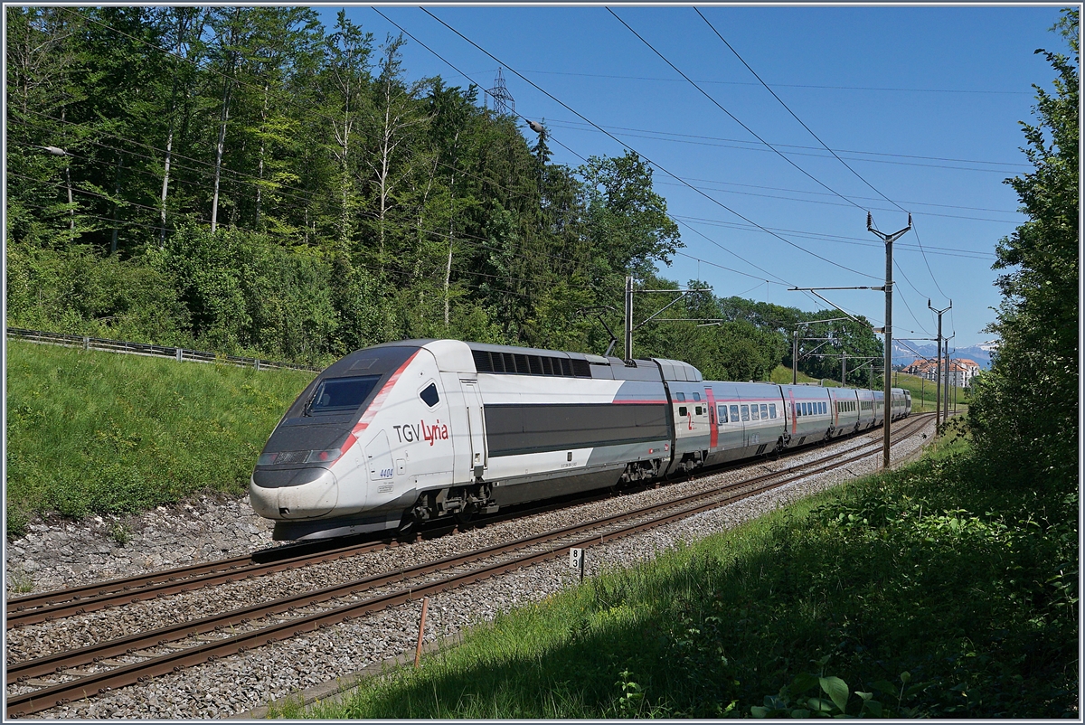 Der TGV Lyria 4404 von Paris Gare de Lyon nach Lausanne kurz vor seinem Ziel bei Bussigny.

8. Juni 2019