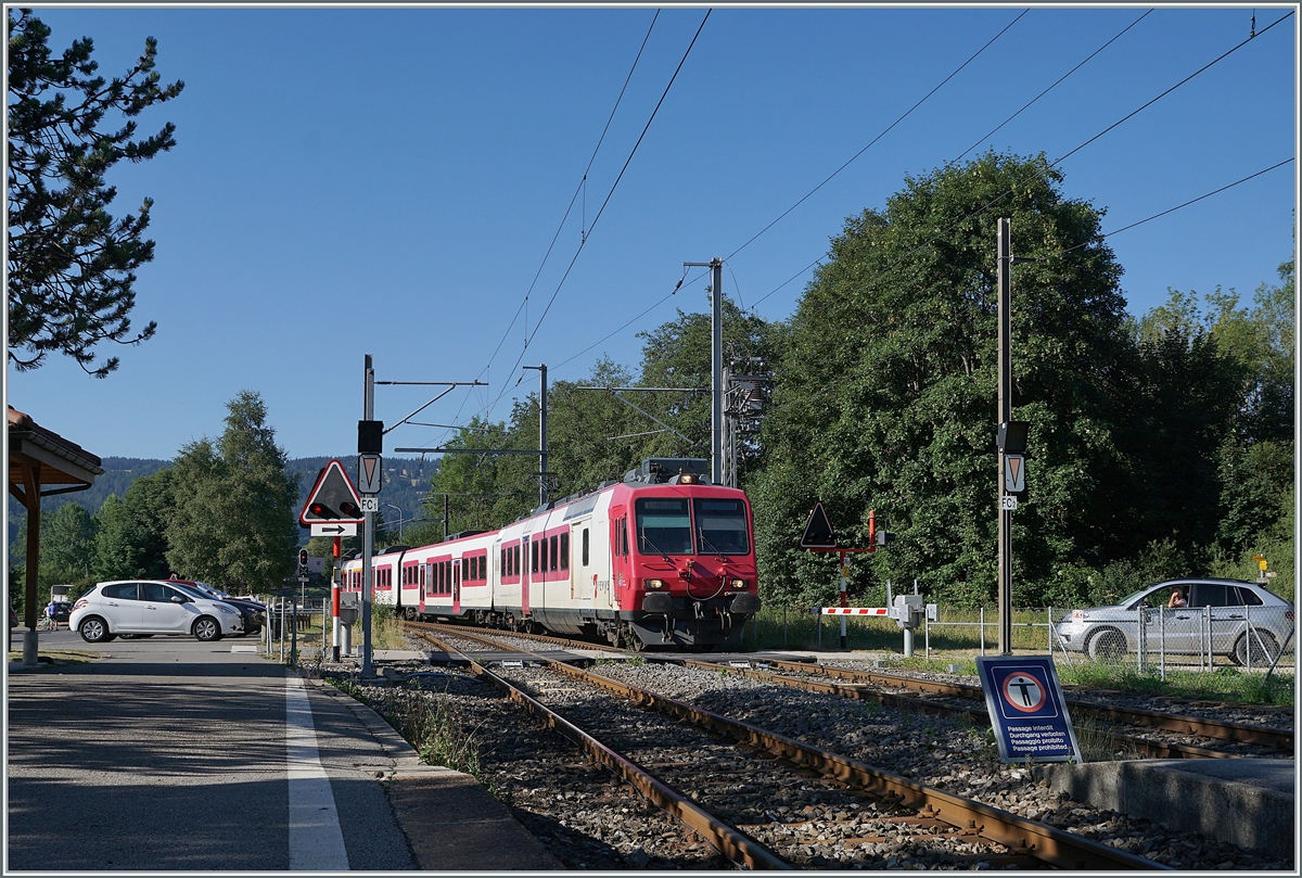 Der TRAVYS RBDe 560 385-7 (RBDe 560 DO TR 94 85 7560 385-7 CH-TVYS)  Lac de Joux  erreicht von Le Brassus kommend den Bahnhof Le Pont, wo die Kreuzung mit dem Gegenzug stattfindet. 

21. Juli 2022