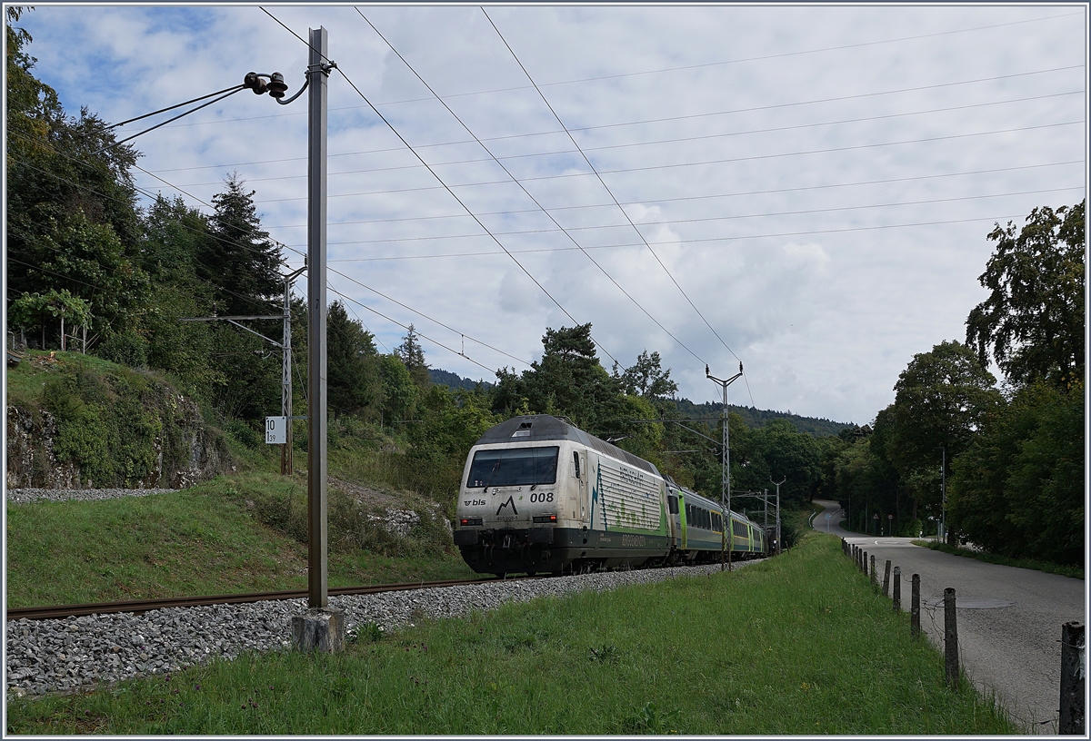 Der vor wenigen Minuten mit der BLS Re 465 008 in Chambrelien eingefahrene RE 3919 von La Chaux-de-Fonds nach Bern verlässt den Spitzkehrbahnhof Chambrelien bereits wieder, nun auf dem Weg nach in Richtung Neuchâtel auf dem unteren Gleis. 

3. Sept. 2020
