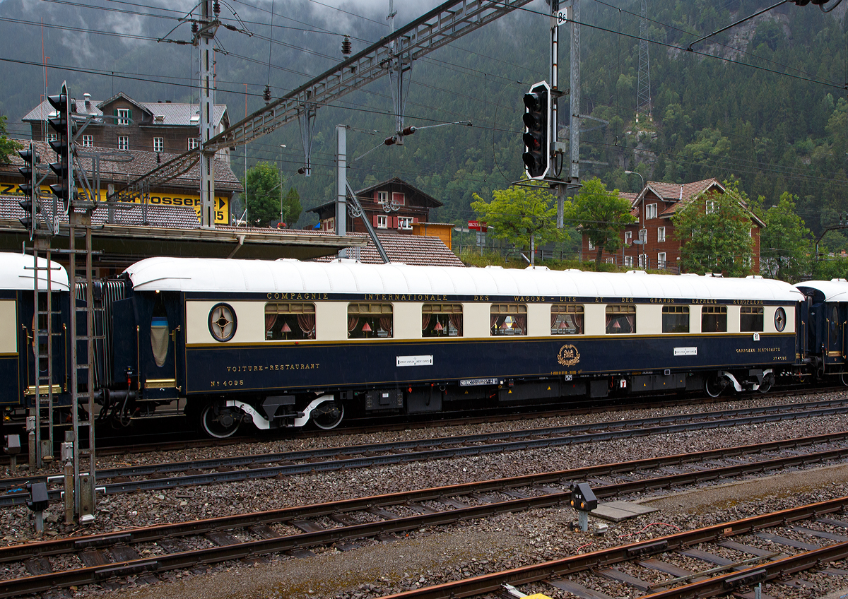 Der VSOE Pullman Typ  �toile du Nord  Speisewagen mit K�che N� 4095 (F- VSOE 61 87 08-70 095-9 [P]), ex CIWL 4095, im Zugverbund vom Venice Simplon-Orient-Express am 02.08.2019 beim Halt in G�schenen (CH), leider bei Regen.

Der Pullman-Speisewagen N� 4095 wurde 1927 als Pullmanwagen mit K�che vom Typ  �toile du Nord  von der Birmingham Railway Carriage and Wagon Company (BRC&W) gebaut und an die CIWL Compagnie Internationale des Wagons-Lits) geliefert die ihn als Nr. 4095 bezeichnete. Ab 1929 wurde der Pullman 4095 im C�te d’Azur Pullman Express eingesetzt. 1939 wurde er zum Restaurantwagen/Speisewagen mit 38 Sitzpl�tzen (fixe Sitzb�nke) umgebaut. Der Wagen hatte zwar eine K�che, aber er war kein Speisewagen, sondern ein Pullman-Reisezugwagen mit Am-Platz-Service. 

Im Jahr 1951 ging er nach Portugal, bis er ca. 1980 wurde er an die die VSOE - Venice Simplon-Orient-Express verkauft. Die VSOE lie� den Wagen durch die Bremer Waggonbau GmbH (ehem. Hansa Waggonbau) 1982 restaurieren und umbauen, f�r die Inneneirichtung/Wandt�felung des Wagens 4095 stammt dabei aus dem „Orient-Express“ Speisewagen Nr. 3583. 1984 war der Wagen Teil der Dreharbeiten zu Sergio Leones Spielfim „Es war einmal in Amerika“.

Zwischen 2003 und 2006 wurden die Wagen nochmals modernisiert und erhielten unter anderem moderne Drehgestelle von Bombardier sowie neue Klimaanlagen. Seitdem sind die Wagen nun f�r 160 km/h zugelassen.

TECHNISCHE DATEN:
Spurweite: 1.435 mm (Normalspur)
Anzahl der Achsen: 4 in zwei Drehgestellen
L�nge �ber Puffer: 23.452 mm
Drehzapfenabstand: 16.000 mm
Achsabstand im Drehgestell: 2.500 mm
Eigengewicht: 55 t
H�chstgeschwindigkeit: 160 km/h (urspr�nglich 140 km/h)
Sitzpl�tze: 42 (urspr�nglich 38)

Die Pullman Typ  �toile du Nord  der CIWL:
Erstmals setzte die CIWL in diesem Luxuszug auch Pullmanwagen der damaligen zweiten Wagenklasse ein. Die zuvor eingef�hrten Z�ge waren ausschlie�lich mit Wagen der ersten Klasse ausgestattet worden. F�r die erste Klasse verwendete die CIWL Fahrzeuge aus den bis dahin beschafften Fahrzeugserien, f�r den „�toile du Nord“ und weitere geplante Pullmanz�ge beschaffte sie Anfang 1927 bei der britischen Birmingham Railway Carriage and Wagon Company 40 St�ck der neuen, ausschlie�lich als Wagen zweiter Klasse ausgef�hrten Bauart „�toile du Nord“. Entsprechend dem Prinzip der Pullmanwagen mit Am-Platz-Service ohne separaten Speisewagen war die H�lfte der Wagen mit einer K�che ausgestattet. Jeweils ein Wagen mit und einer ohne K�che wurden zusammen als sogenannten Couplage (Wageneinheit) eingesetzt.

Seine erste Fahrt absolvierte der �toile du Nord am 5. Mai 1927, wobei die Er�ffnungsfahrt allerdings in Br�ssel eine etwa dreist�ndige Pause einlegte. W�hrend dieser Zeit gab die belgische Staatsbahn den Ehreng�sten einen Empfang. Der Plandienst begann erst am 15. Mai. Die Zugl�ufe begannen in Paris und Amsterdam jeweils am sp�ten Vormittag, das Ziel erreichten sie am fr�hen Abend. Zusammengesetzt war der Zug zun�chst aus einer Couplage erster Klasse und zwei Couplages zweiter Klasse, am Zuganfang und Zugschluss war jeweils ein Gep�ckwagen eingeordnet. Sehr bald musste aufgrund der hohen Nachfrage eine weitere Couplage f�r die erste Klasse erg�nzt werden. Damit bestand der �toile du Nord aus insgesamt 10 Wagen und war einer der l�ngsten Pullmanz�ge. Aufgrund der hohen Nachfrage besonders auf dem s�dlichen Abschnitt f�hrte die CIWL ab Mai 1929 als zweiten Pullmanzug den Oiseau Bleu mit dem Laufweg Paris – Br�ssel – Antwerpen ein. Die CIWL bewarb ihre Pullmanz�ge mit einem erheblichen Aufwand, unter anderem mit Plakaten des bekannten Plakatk�nstlers Cassandre.

Bereits vor dem Zweiten Weltkrieg fuhr der �toile du Nord ohne fahrplanm��igen Halt zwischen Paris Gare du Nord und Br�ssel Midi. Erstmals waren bei einem internationalen Fernzug auch keine Aufenthalte mehr an Grenzbahnh�fen n�tig. Die Pass- und Zollkontrolle erfolgte im fahrenden Zug, das Gep�ck wurde vor Abfahrt und nach der Ankunft verzollt. Bis zu Kriegsausbruch blieben der �toile du Nord und der Oiseau Bleu damit eine Ausnahme innerhalb des europ�ischen Eisenbahnnetzes. Er geh�rte auch aufgrund der damit m�glichen Zeitersparnis zu den schnellsten europ�ischen Z�gen seiner Zeit. Die Fahrtzeit lag bei etwa sieben bis acht Stunden.

Mit Ausbruch des Zweiten Weltkriegs fuhr der �toile du Nord letztmals am 3. September 1939 und wurde wie alle anderen Pullmanz�ge eingestellt

