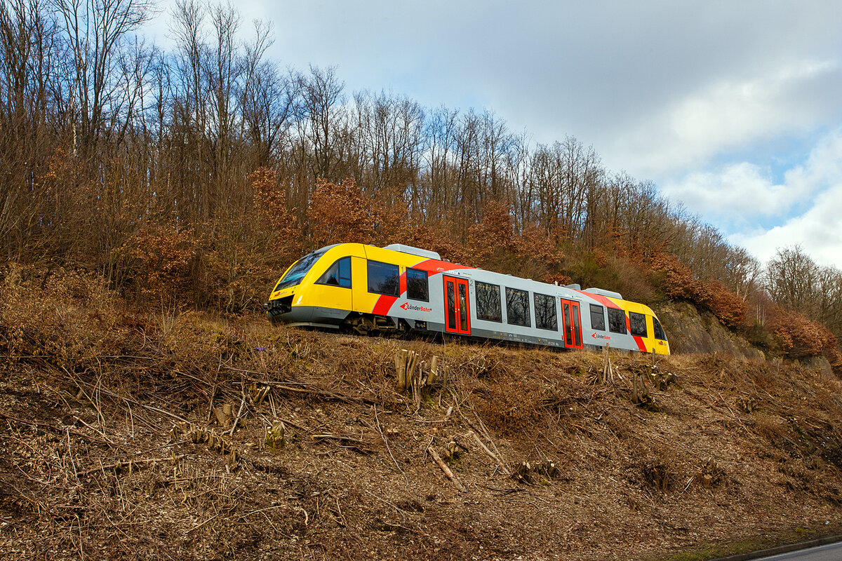 Der VT 210 ABp (95 80 0640 110-2 D-HEB), ein Alstom Coradia LINT 27 der HLB (Hessische Landesbahn), ex Vectus VT 210, fährt am 07 Februar 2026 auf der Hellertalbahn, als RB 96 „Hellertalbahn“ (Neunkirchen/Siegerl. – Herdorf – Betzdorf), durch Herdorf-Sassenroth in Richtung Betzdorf, nächster Halt ist Sassenroth. 

Der Verbrennungstriebwagen (VT) wurde 2004 von ALSTOM Transport Deutschland GmbH (vormals LHB) in Salzgitter-Watenstedt unter der Fabriknummer 1187-010 für die vectus Verkehrsgesellschaft mbH gebaut, mit dem Fahrplanwechsel am 14.12.2014 wurden alle Fahrzeuge der vectus nun Eigentum der HLB.