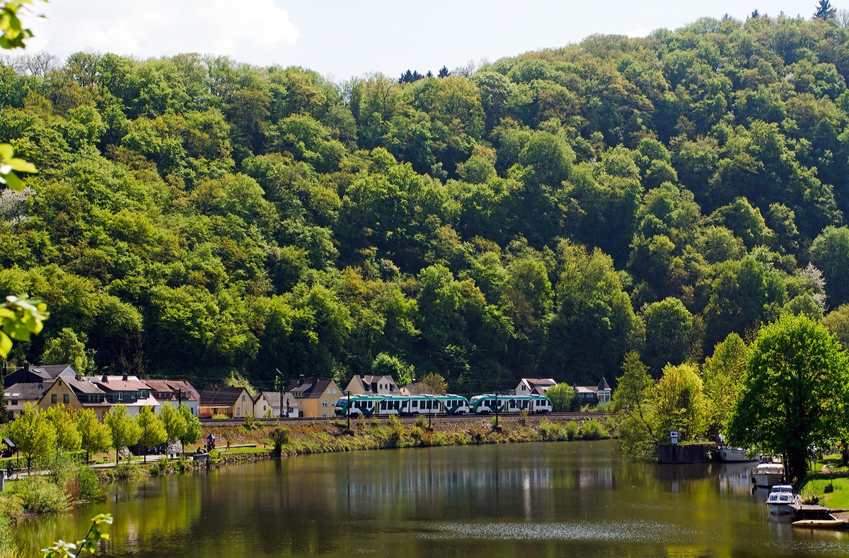 
Der VT 253 (ein Alstom Coradia LINT 41) gekuppelt mit VT 202 (ein Alstom Coradia LINT 27) der vectus Verkehrsgesellschaft mbH kommen am 05.05.2013 aus Richtung Limburg/Lahn und fahren gleich in den Bahnhof Balduinstein ein. 

Der Zug fährt als RB die Strecke Limburg/Lahn - Koblenz auf der KBS 625  Untere Lahntalbahn .