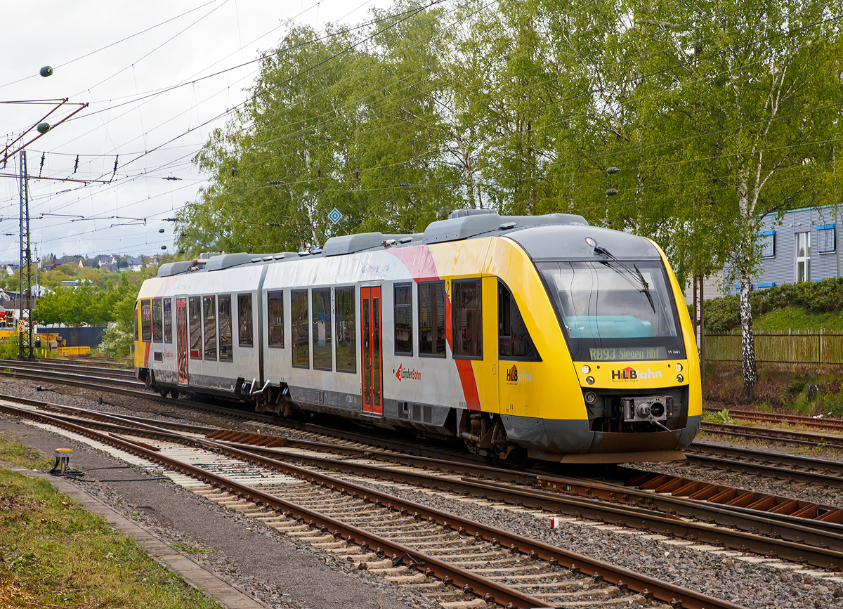 
Der VT 260 ( 95 80 0648 160-9 D-HEB / 95 80 0648 660-8 D-HEB) ein Alstom Coradia LINT 41 der HLB (Hessische Landesbahn), ex Vectus VT 260, fährt am 01.05.2020 als RB 93  Rothaarbahn  (Bad Berleburg - Kreuztal - Siegen Hbf - Betzdorf) von Kreuztal weiter in Richtung Siegen. 