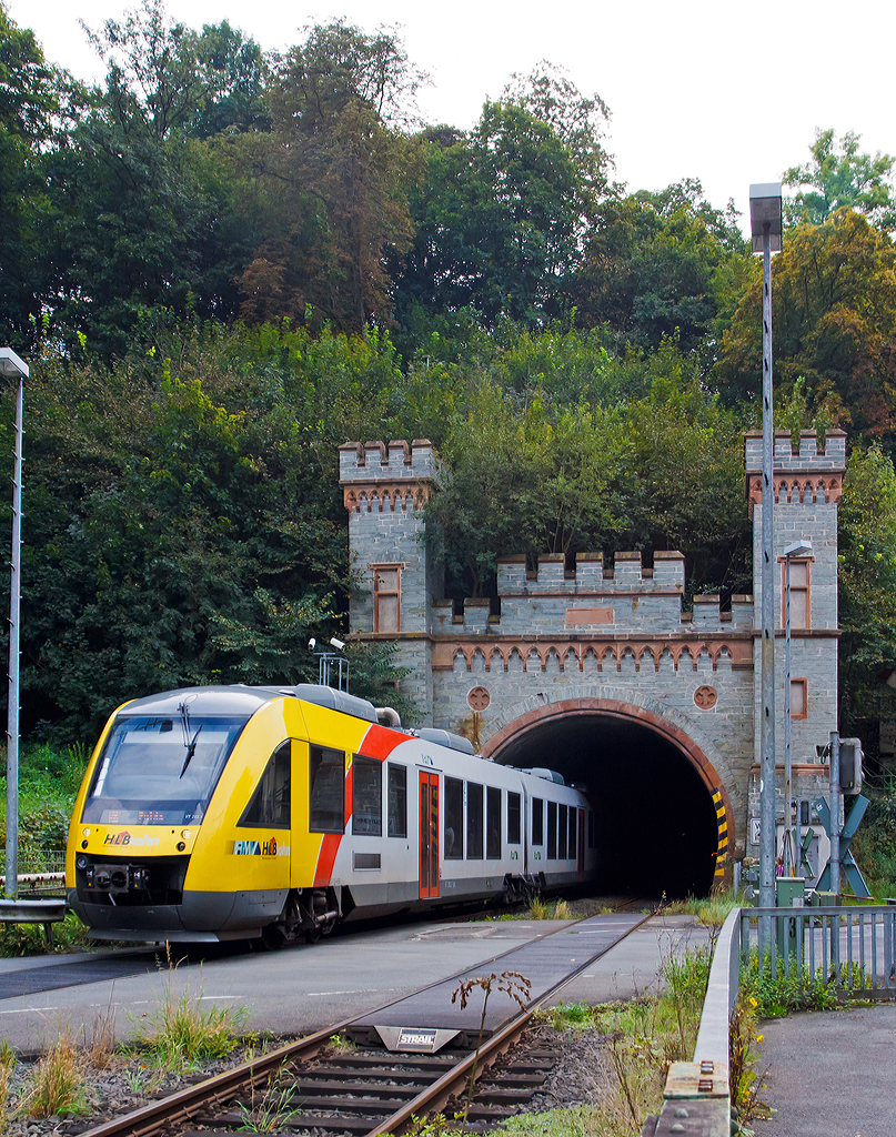
Der VT 282 ( 95 80 0648 022-1 D-HEB / 95 80 0648 522-0 D-HEB) ein LINT 41 der HLB (Hessische Landesbahn) kommt am 20.09.2014 aus dem 302 m langem Weilburger Tunnel und erreicht gleich, nach dem überqueren der Lahn, den Bahnhof Weilburg. 
Er fährt als RB 25 / RB 35 die Verbindung Limburg/Lahn - Wetzlar - Gießen - Fulda, (bis Gießen RB 25  Lahntalbahn , dann weiter als RB 35  Vogelsbergbahn  bis Fulda.