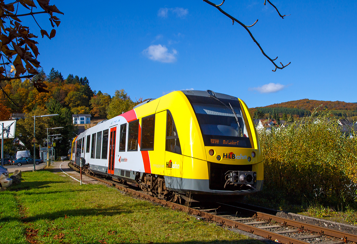 
Der VT 504 (95 80 1648 104-5 D-HEB / 95 80 1648 604-4 D-HEB) ein Alstom Coradia LINT 41 der neuen Generation / neue Kopfform der HLB (Hessische Landesbahn GmbH) fährt am 14.05.2017, als RB 96  Hellertalbahn  (Dillenburg - Haiger - Neunkirchen - Herdorf - Betzdorf), erreicht den Hp Niederdresselndorf.