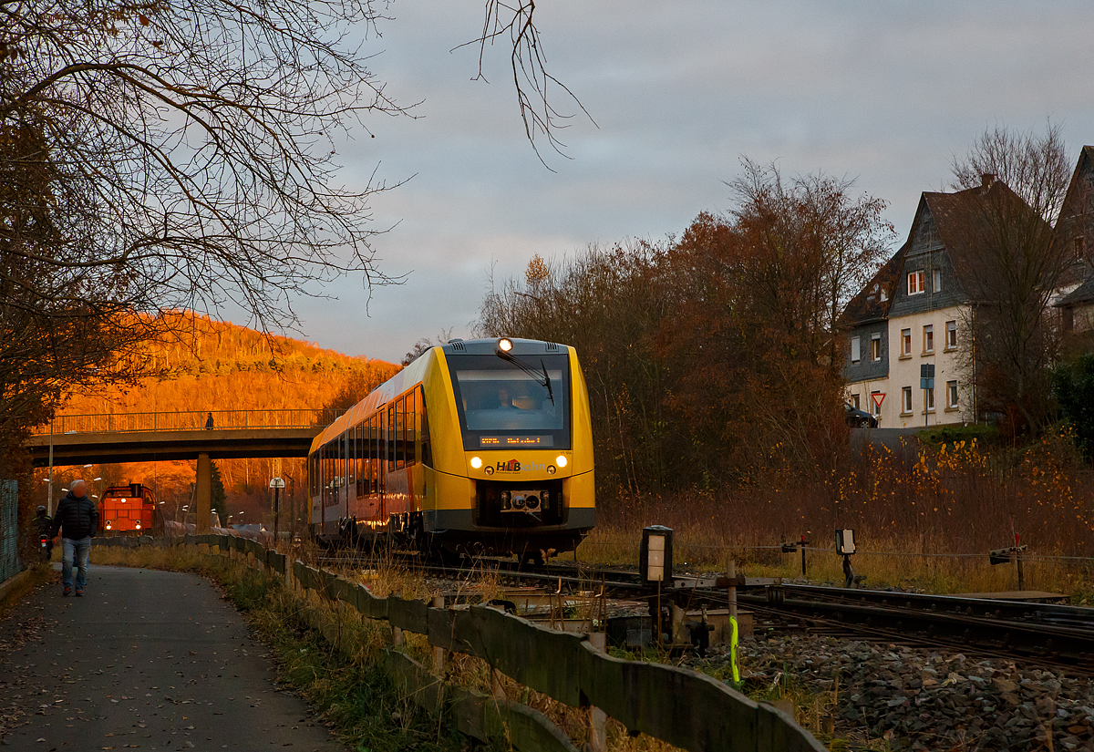 Der VT 504 (95 80 1648 104-5 D-HEB / 95 80 1648 604-4 D-HEB) ein Alstom Coradia LINT 41 der neuen Generation der HLB (Hessische Landesbahn GmbH) erreich am 24.11.2021, als RB 96  Hellertalbahn“ (Neunkirchen  – Herdorf – Betzdorf) den Bahnhof Herdorf.

Einen lieben Gruß an den netten Triebfahrzeug zurück.