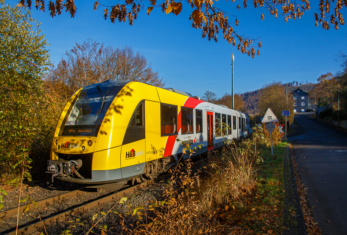 Der VT 505 (95 80 1648 105-2 D-HEB / 95 80 1648 605-1 D-HEB), ein Alstom Coradia LINT 41 der neuen Generation / neue Kopfform, der HLB (Hessische Landesbahn GmbH) verlässt am 11.11.2021, als RB 96  Hellertalbahn  (Haiger - Herdorf - Betzdorf), Umlauf 61780, den Bedarfs-Haltepunkt Sassenroth (Herdorf-Sassenroth) und fährt weiter in Richtung Betzdorf. 

Nochmals einen lieben Gruß an den netten Triebfahrzeug zurück, wir kennen und grüßen uns schon langen. Schon zu Zeiten der Hellertalbahn GmbH, damals noch mit einem Stadler GTW 2/6, fuhr Er auf dieser Strecke.