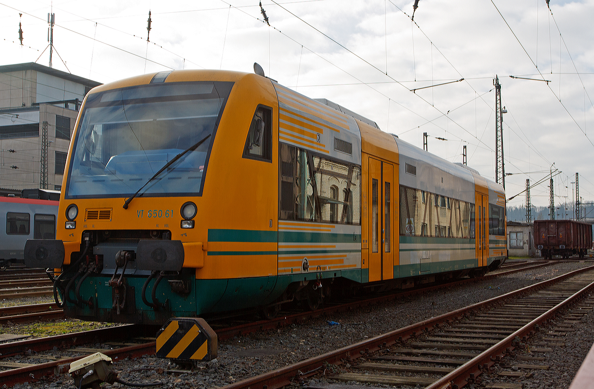
Der VT 650.61 (95 80 0650 061-4 D-ODEG) der Ostdeutsche Eisenbahn GmbH (ODEG) ist am 07.12.2014 beim Siegener Hauptbahnhof abgestellt. F�r dort sind diese Fahrzeuge sehr ungew�hnlich, warum er dort steht wei� ich z.Z. nach nicht.

Der Stadler Regionaltriebwagen Regio-Shuttle RS1 wurde 2004 von Stadler Pankow GmbH in Berlin unter der Fabriknummer 37295 und an die Prignitzer Eisenbahn GmbH (PEG) geliefert, er ist Eigentum der BeNEX GmbH, Hamburg. 
Der Triebwagen hat die EBA-Nummer EBA 04B10A 295.

F�r den Antrieb verf�gt das Fahrzeug �ber 2 MAN 6-Zylinder-Viertakt-Dieselmotore mit Direkteinspritzung vom Typ D 2866 LUH 21 mit je 257 KW (350 PS) Leistung. Die Leistungs�bertagung erfolgt hydromechanisch �ber 2 Voith-Diwabus Getriebe U 864, Die H�chstgeschwindigkeit betr�gt 120 km/h. Die Motoren haben einen Hubraum von je 12 Liter.

Die Achsanordnung ist B'B', Stadler bezeichnet sie jedoch mit Bx'By' und m�chte damit deutlich machen, dass jeder der beiden vorhandenen Motoren beim RS1 ein Drehgestell antreibt. Es gibt damit keine Gelenkwelle zwischen den beiden Drehgestellen.