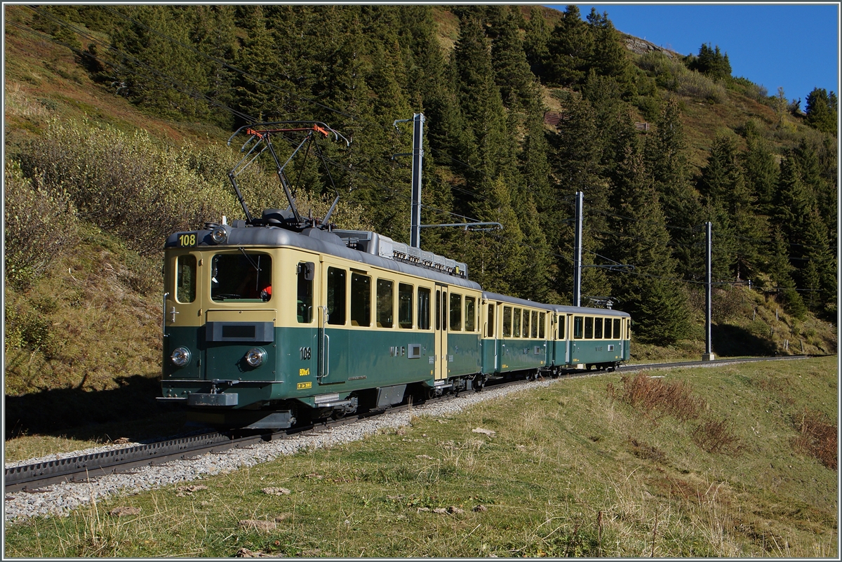 Der WAB BDeh 4/4 108 schiebt seinen Zug Richtung Kleine Scheidegg. 
9. Oktober 2014